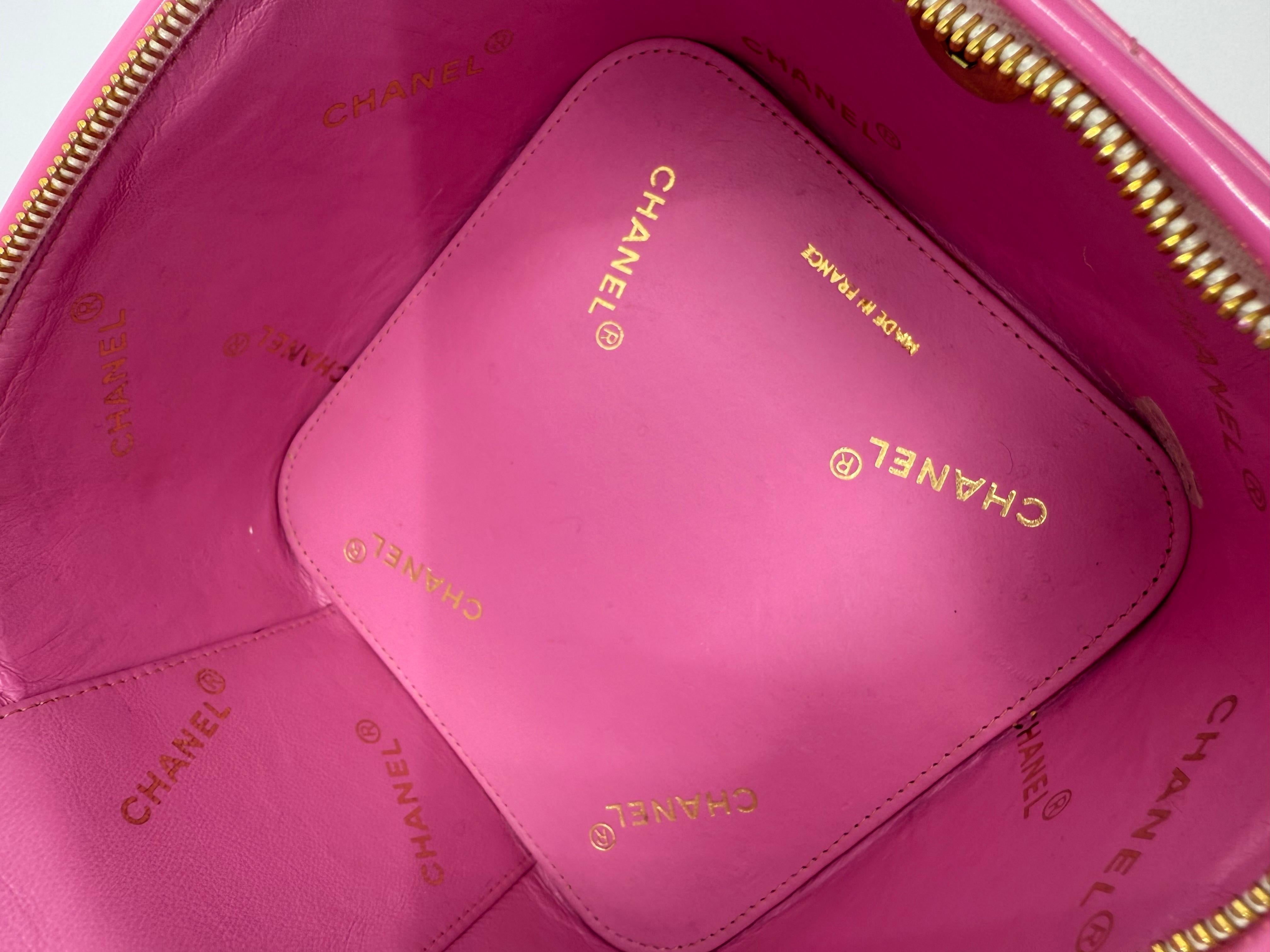 Chanel 1995 Collection S Spartiates Sac de toilette à cœur matelassé Cuir verni rose pâle en vente 5