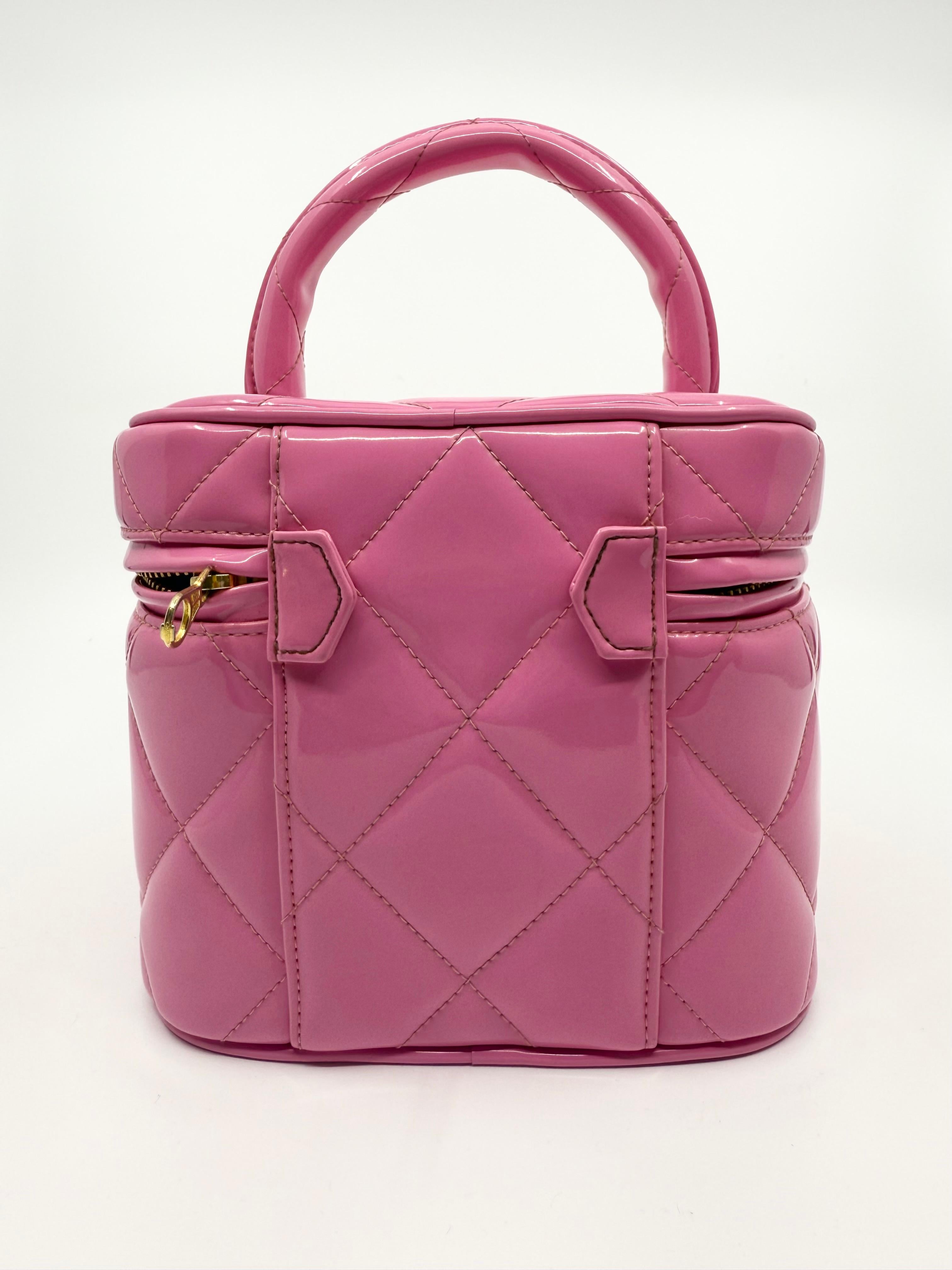Chanel 1995 Collection S Spartiate Vanity Case - Cuir verni rose pâle

Issu de l'emblématique collection Barbie de 1995, ce vanity case rose vintage de Chanel est l'incarnation du luxe ludique. Confectionné en cuir verni brillant avec le matelassage