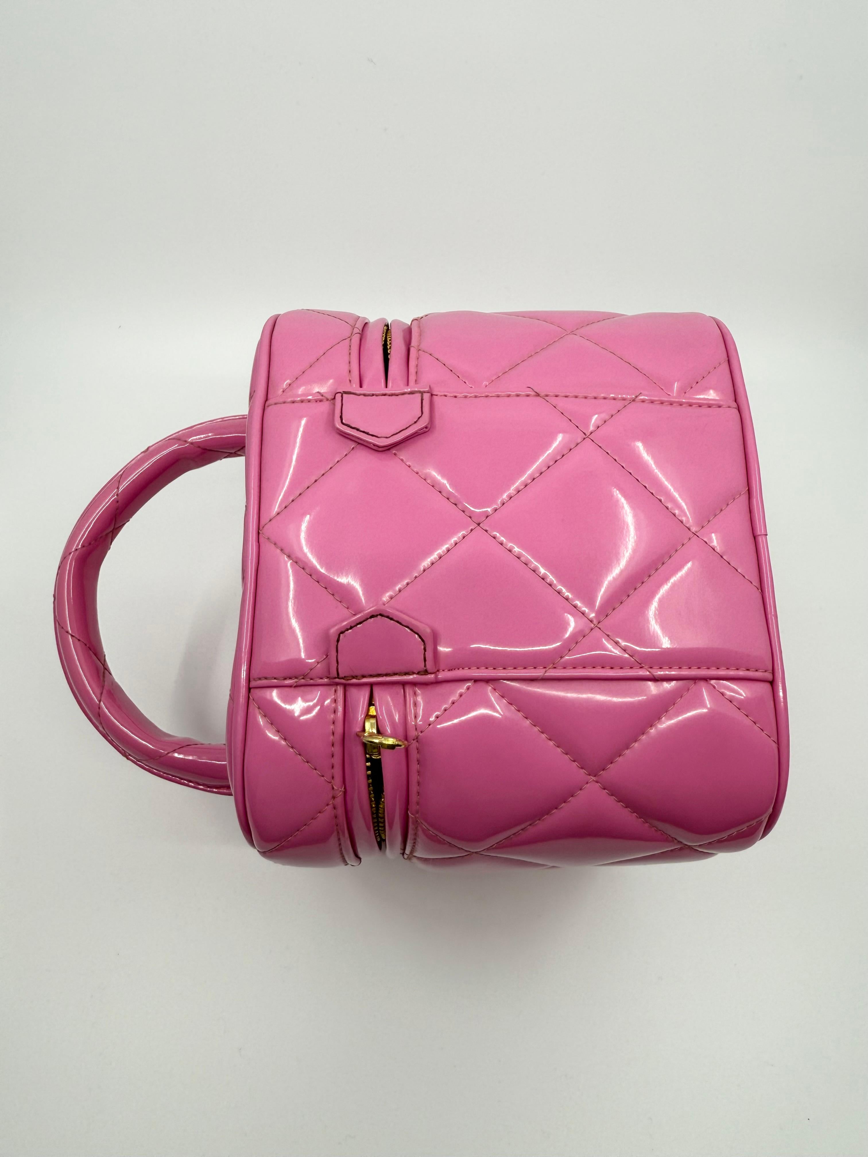 Marron Chanel 1995 Collection S Spartiates Sac de toilette à cœur matelassé Cuir verni rose pâle en vente