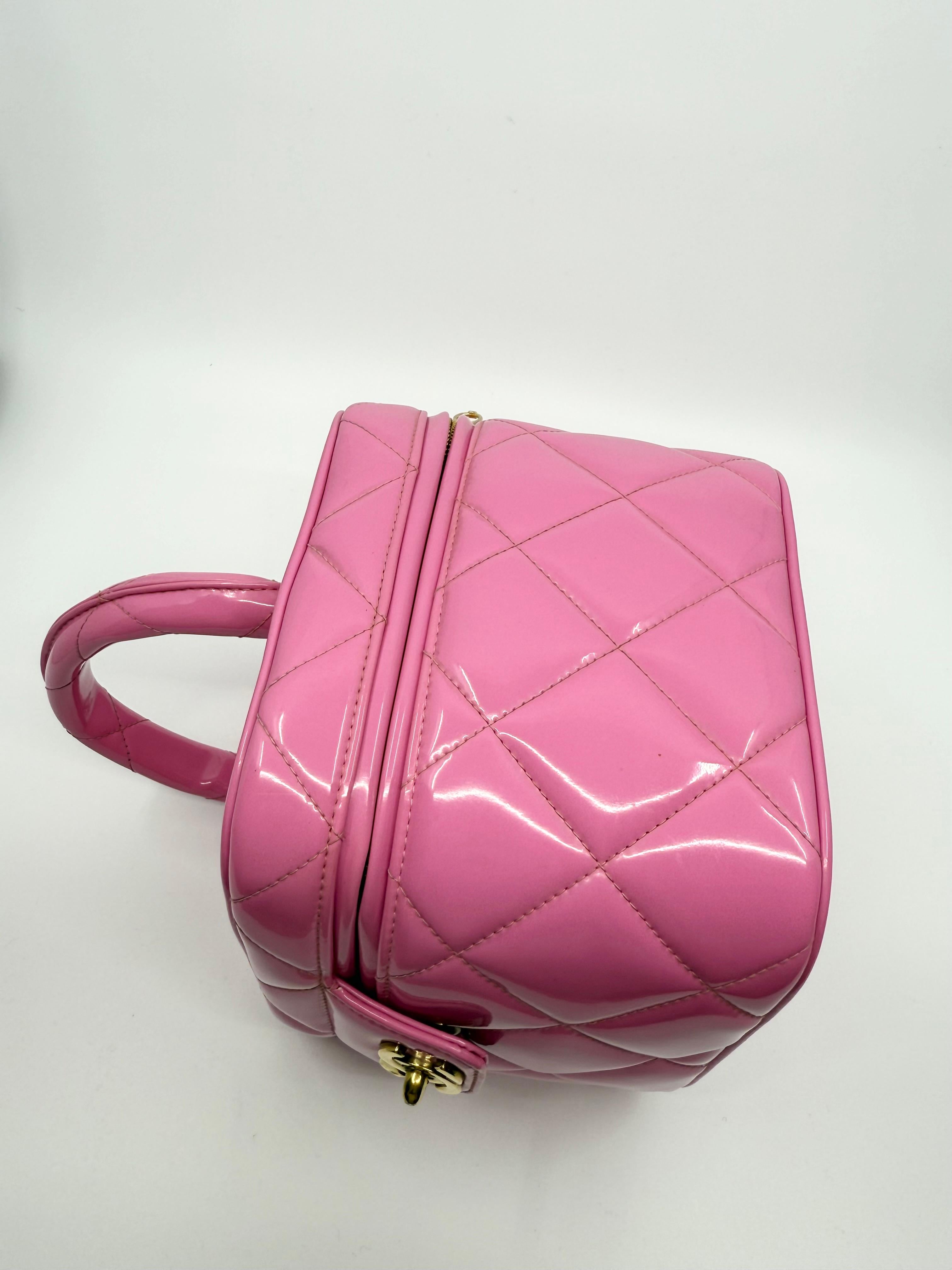 Chanel 1995 Collection S Spartiates Sac de toilette à cœur matelassé Cuir verni rose pâle Excellent état - En vente à Rowland Heights, CA