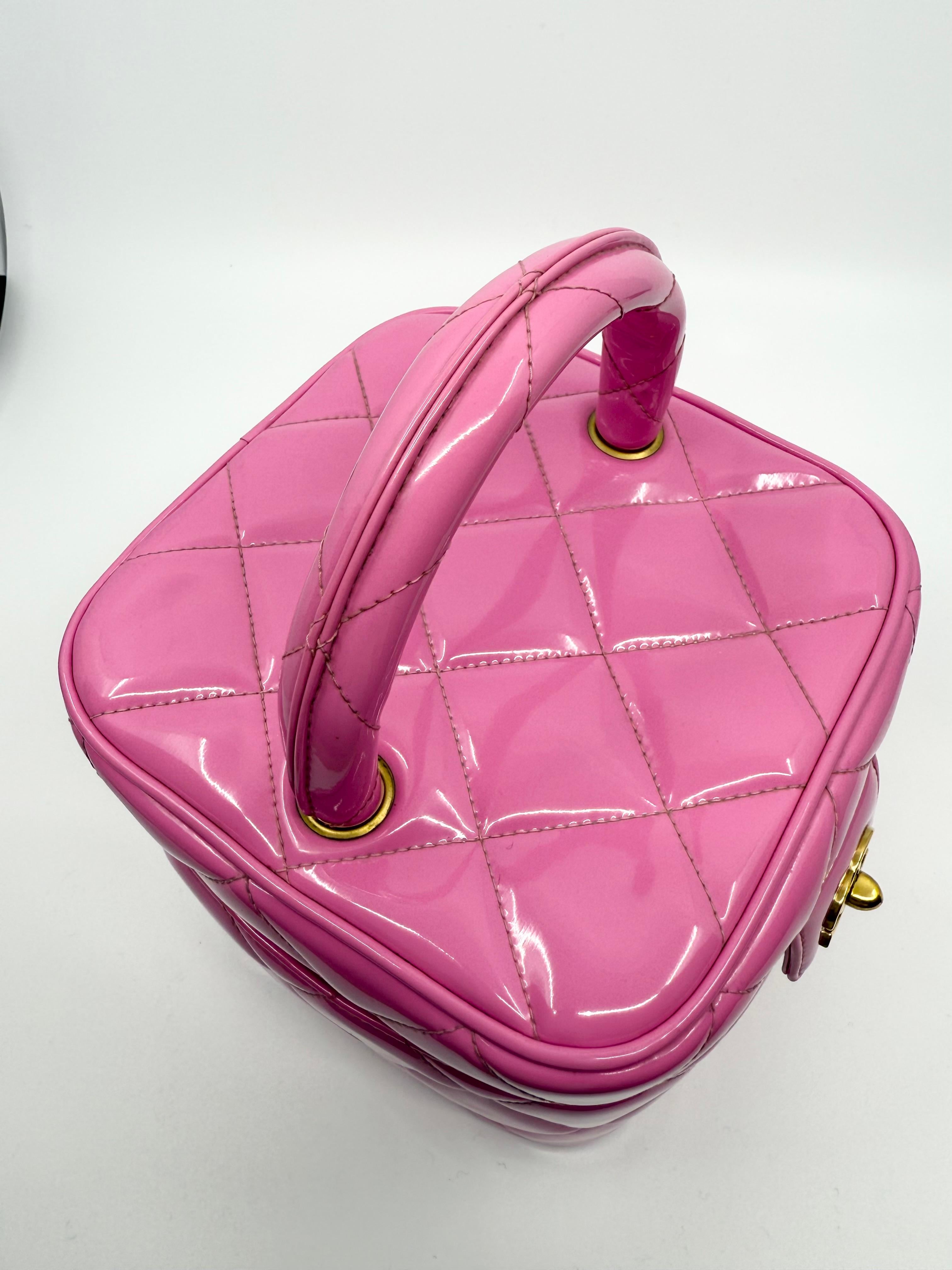 Chanel 1995 Collection S Spartiates Sac de toilette à cœur matelassé Cuir verni rose pâle Pour femmes en vente