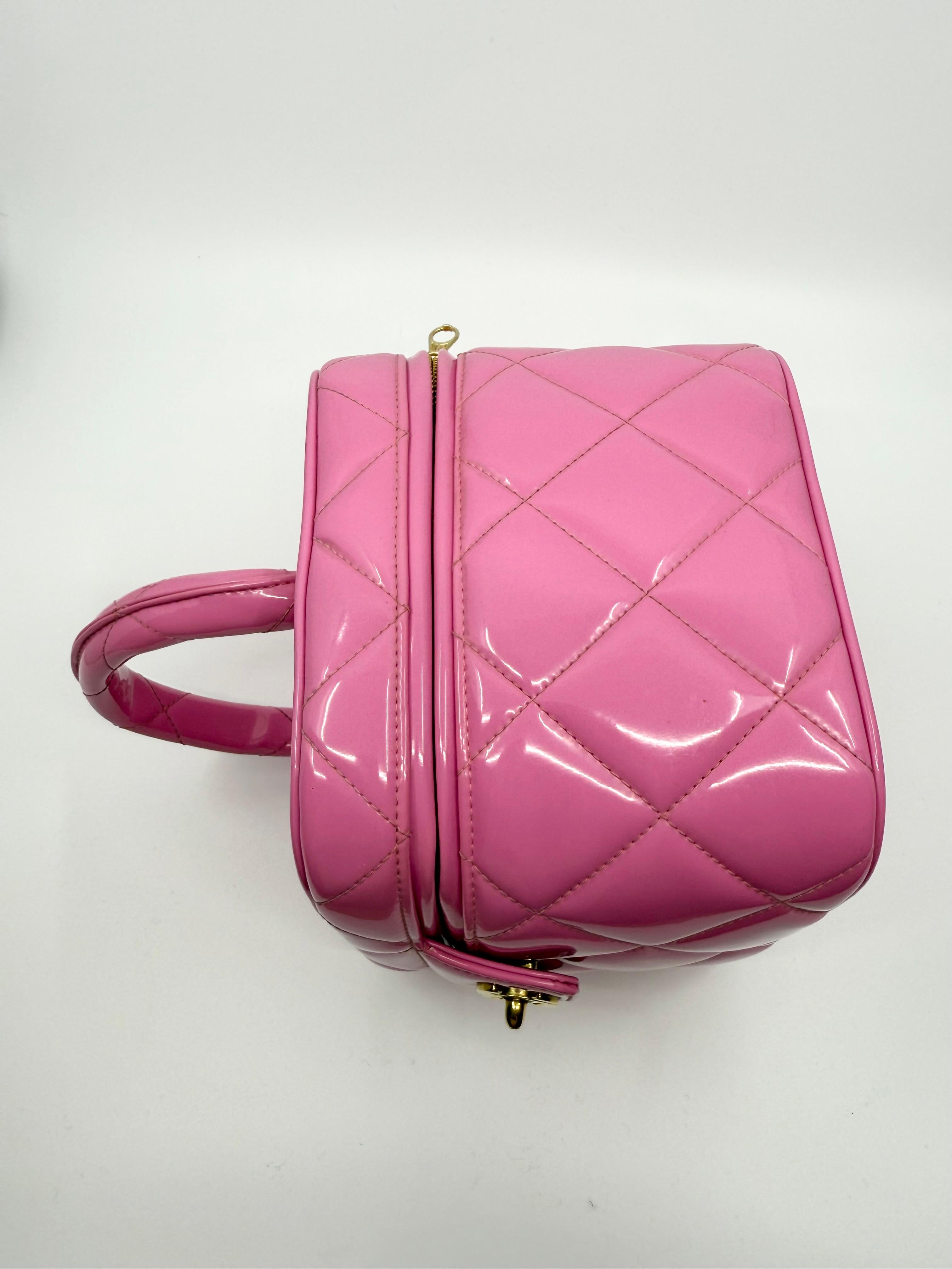 Chanel 1995 Collection S Spartiates Sac de toilette à cœur matelassé Cuir verni rose pâle en vente 1
