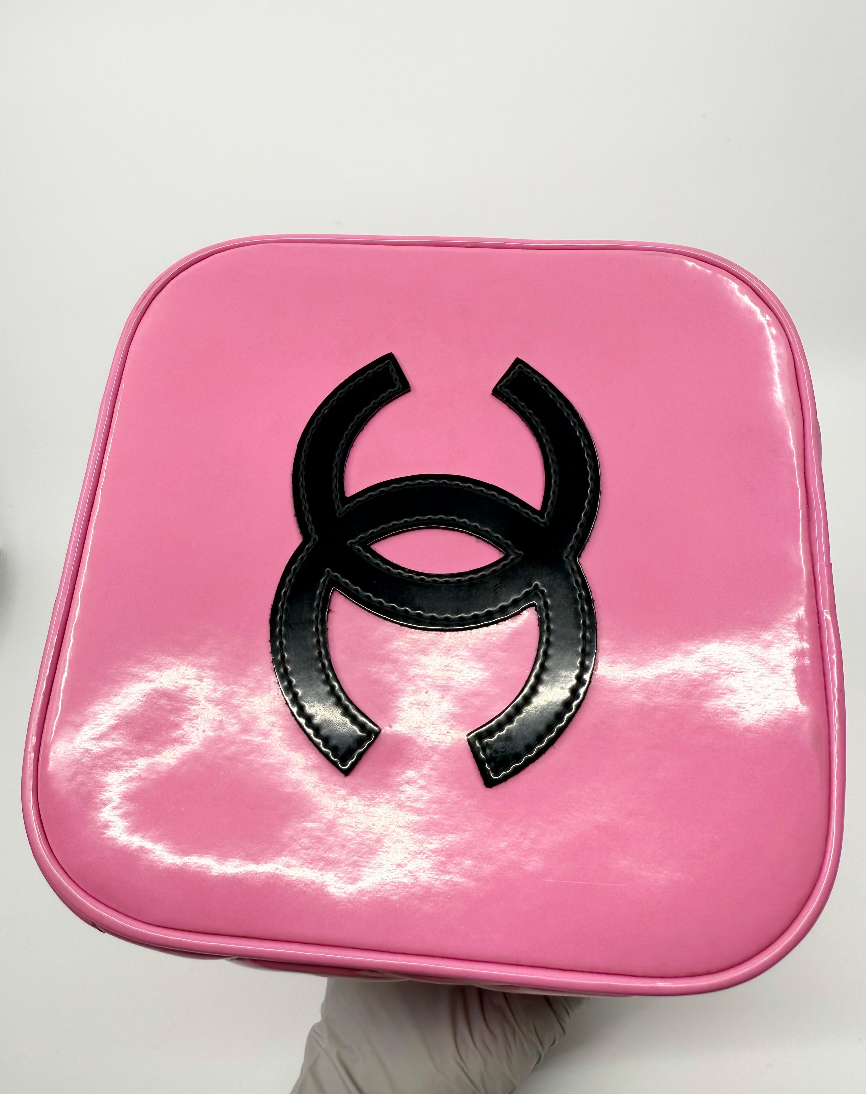 Chanel 1995 Collection S Spartiates Sac de toilette à cœur matelassé Cuir verni rose pâle en vente 2