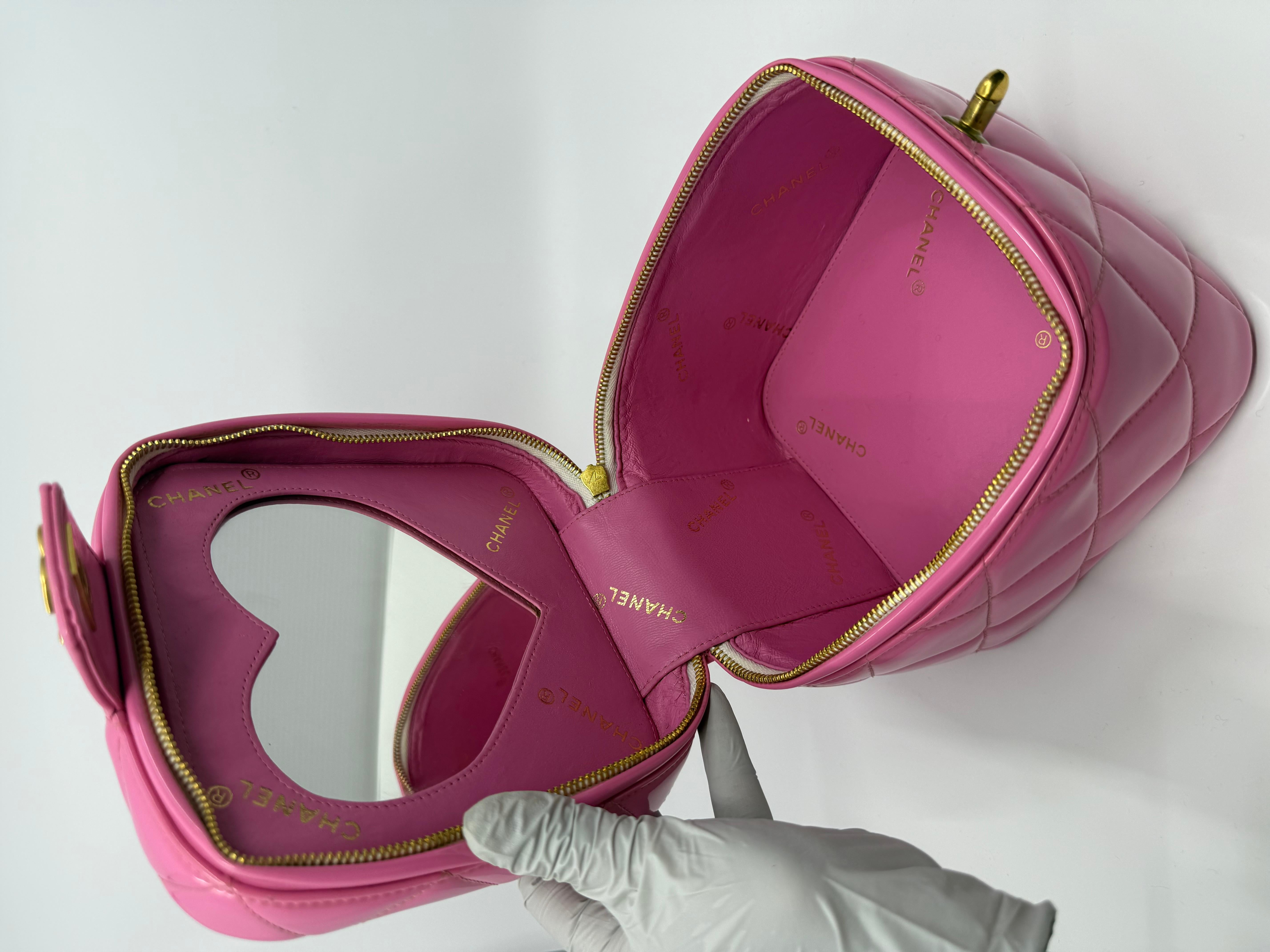 Chanel 1995 Collection S Spartiates Sac de toilette à cœur matelassé Cuir verni rose pâle en vente 3