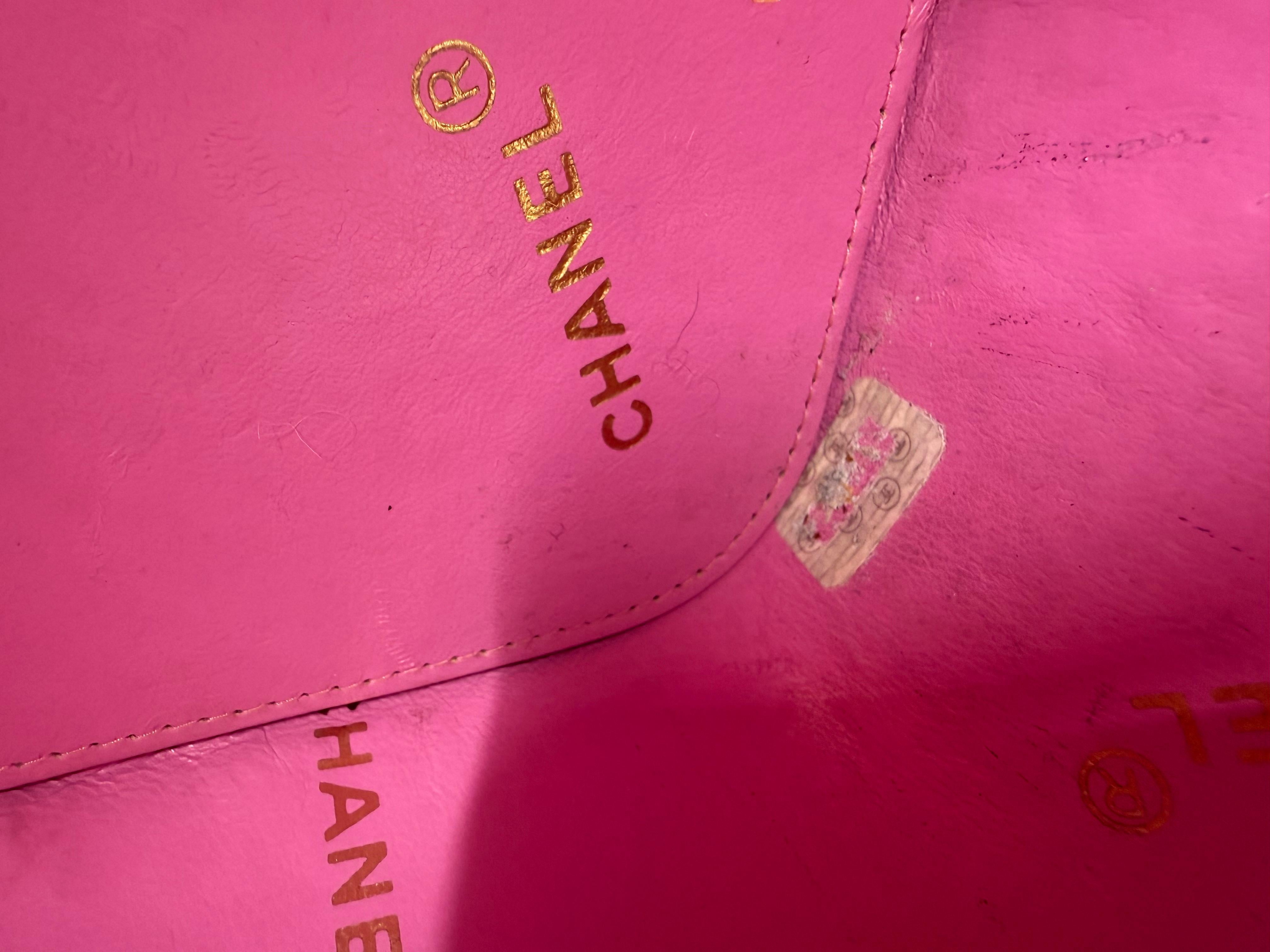 Chanel 1995 Collection S Spartiates Sac de toilette à cœur matelassé Cuir verni rose pâle en vente 4