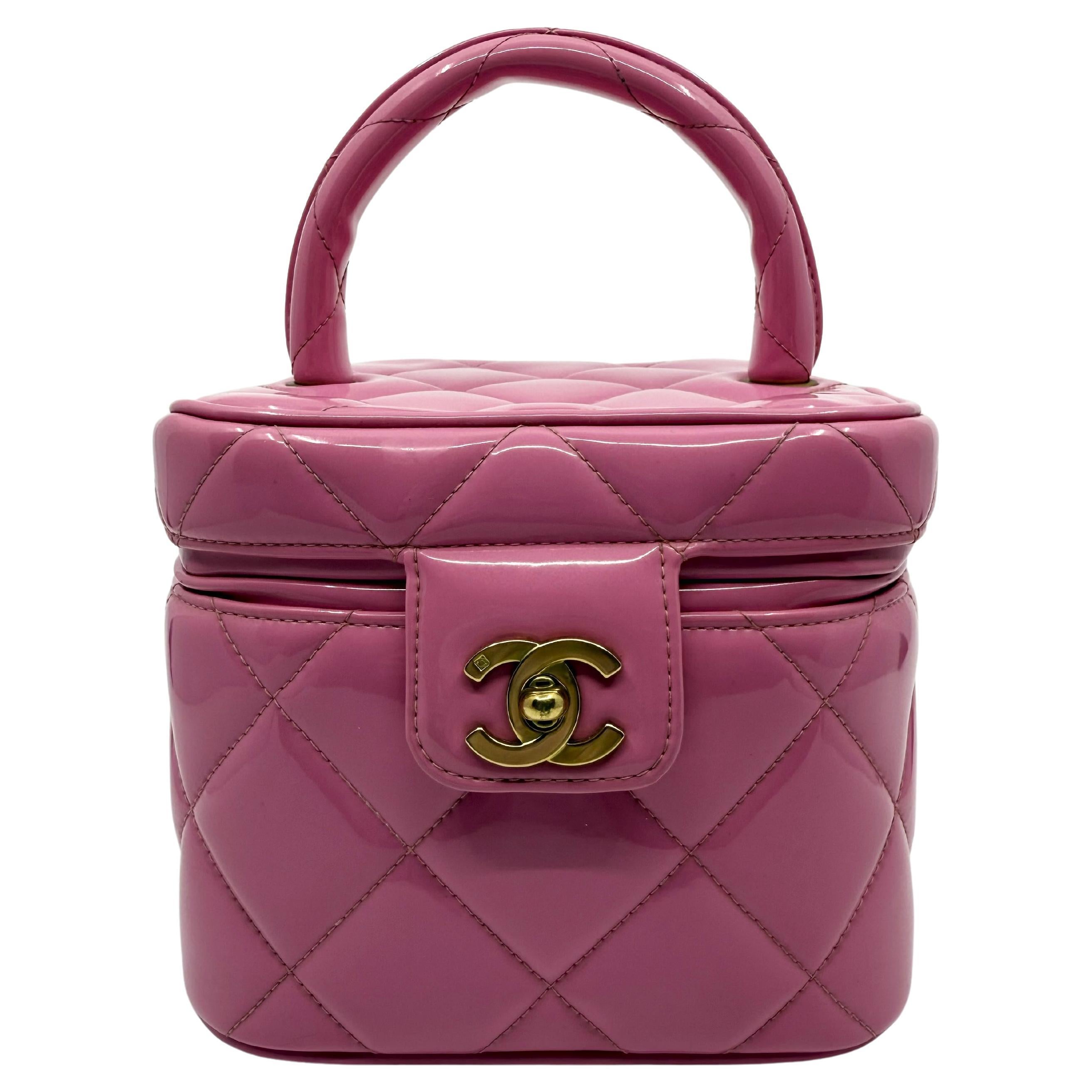 Chanel 1995 Collection S Spartiates Sac de toilette à cœur matelassé Cuir verni rose pâle en vente