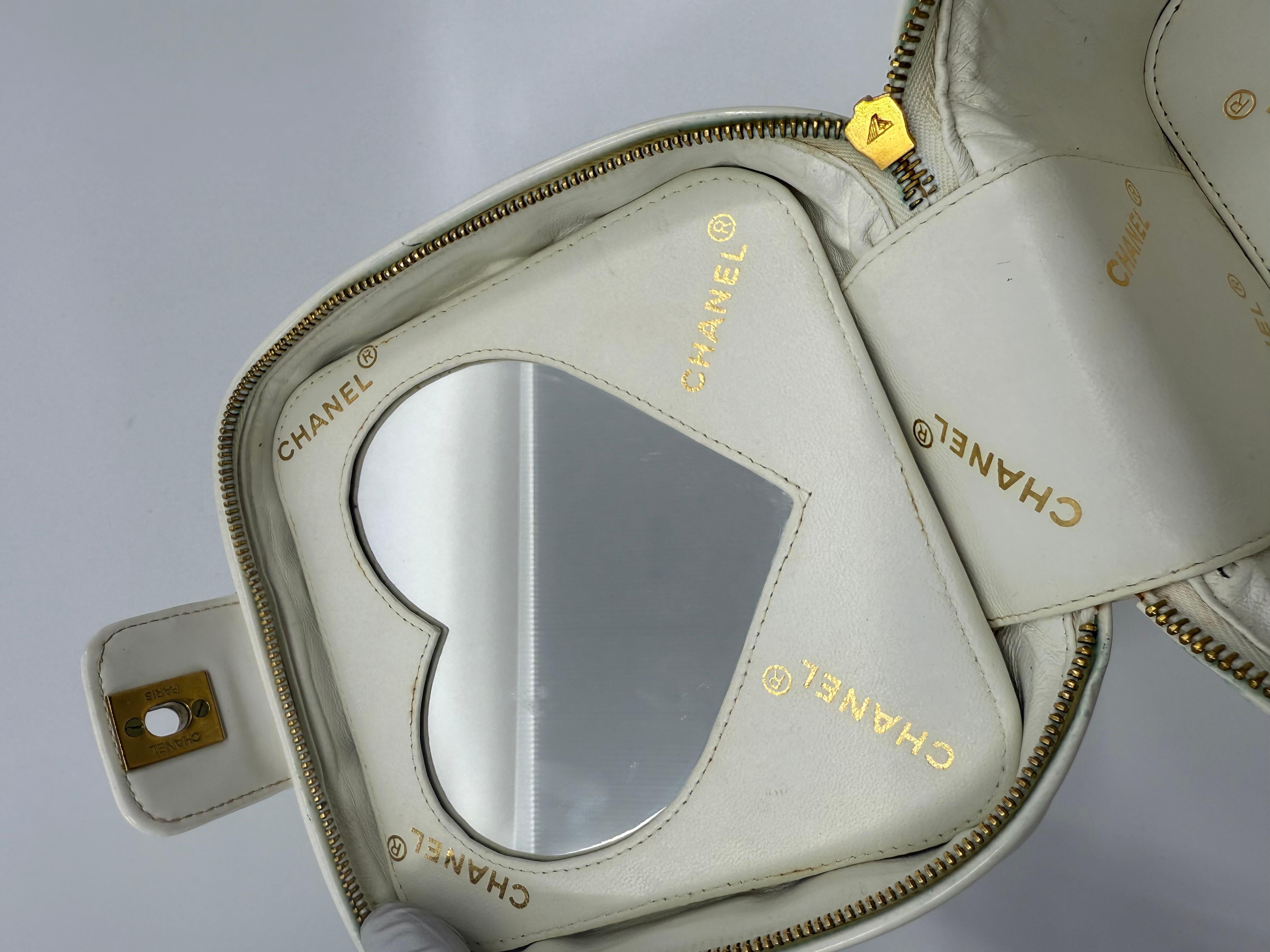 Chanel 1995 Collection S Spartiate Heart Vanity Case Bag White Patent Leather en vente 5