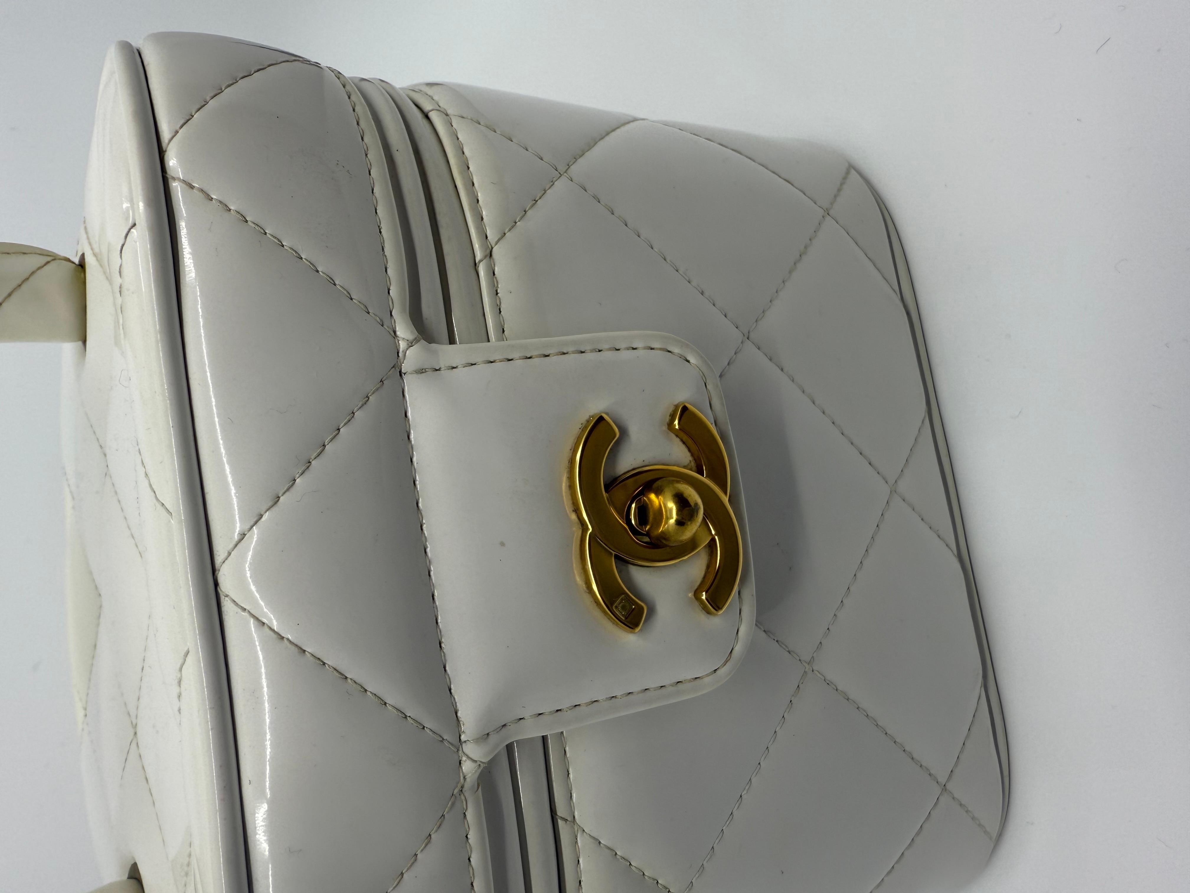 Chanel 1995 Collection Barbie Vanity Case matelassé - Cuir verni blanc

Issu de la très convoitée Collection S de 1995, ce vanity case Chanel vintage est une véritable icône. Confectionné en cuir verni blanc brillant avec le matelassage diamant