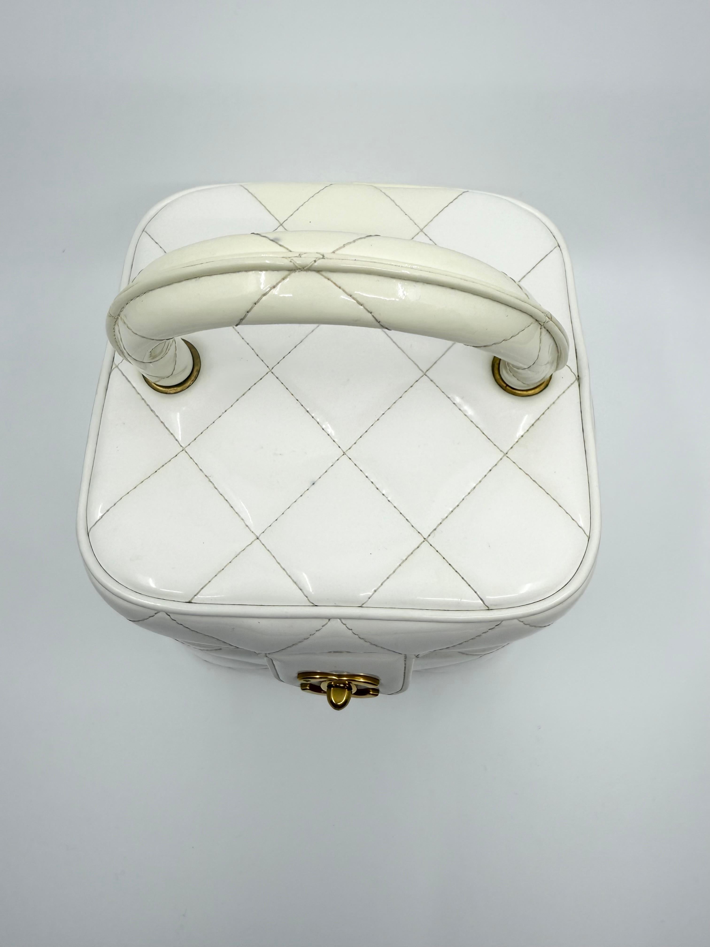 Gris Chanel 1995 Collection S Spartiate Heart Vanity Case Bag White Patent Leather en vente