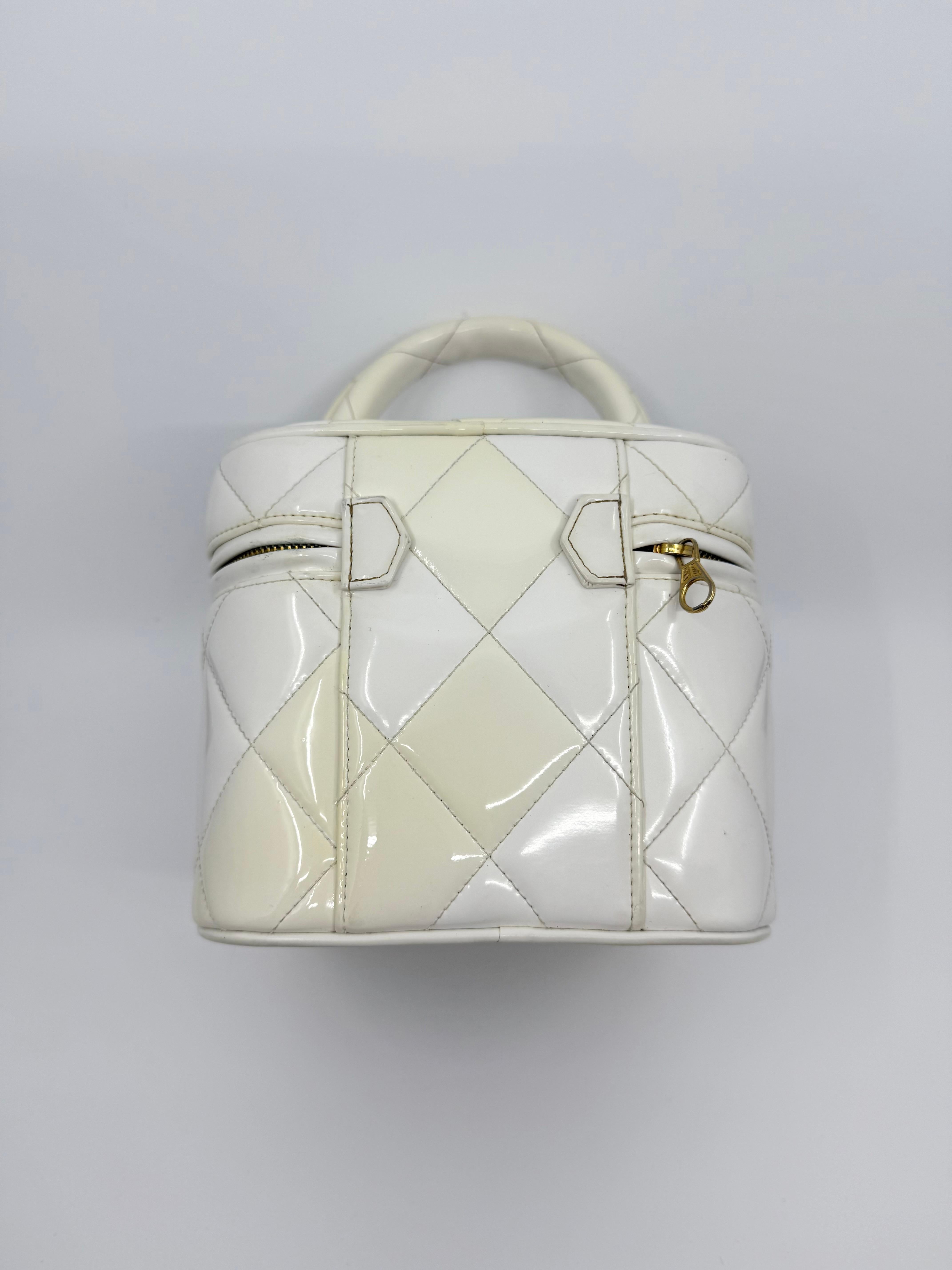 Chanel 1995 Collection S Spartiate Heart Vanity Case Bag White Patent Leather Bon état - En vente à Rowland Heights, CA