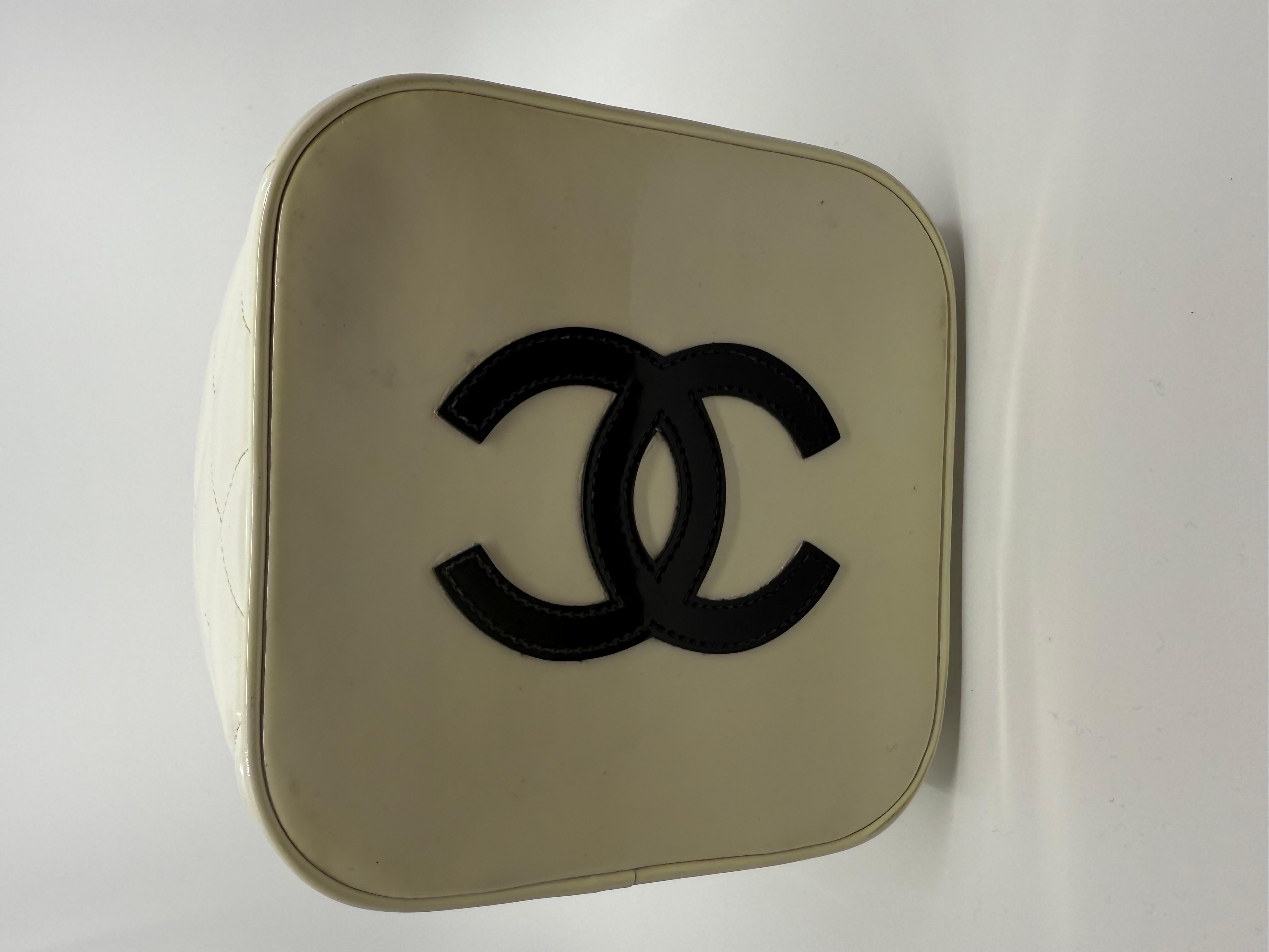 Chanel 1995 Collection S Spartiate Heart Vanity Case Bag White Patent Leather Pour femmes en vente