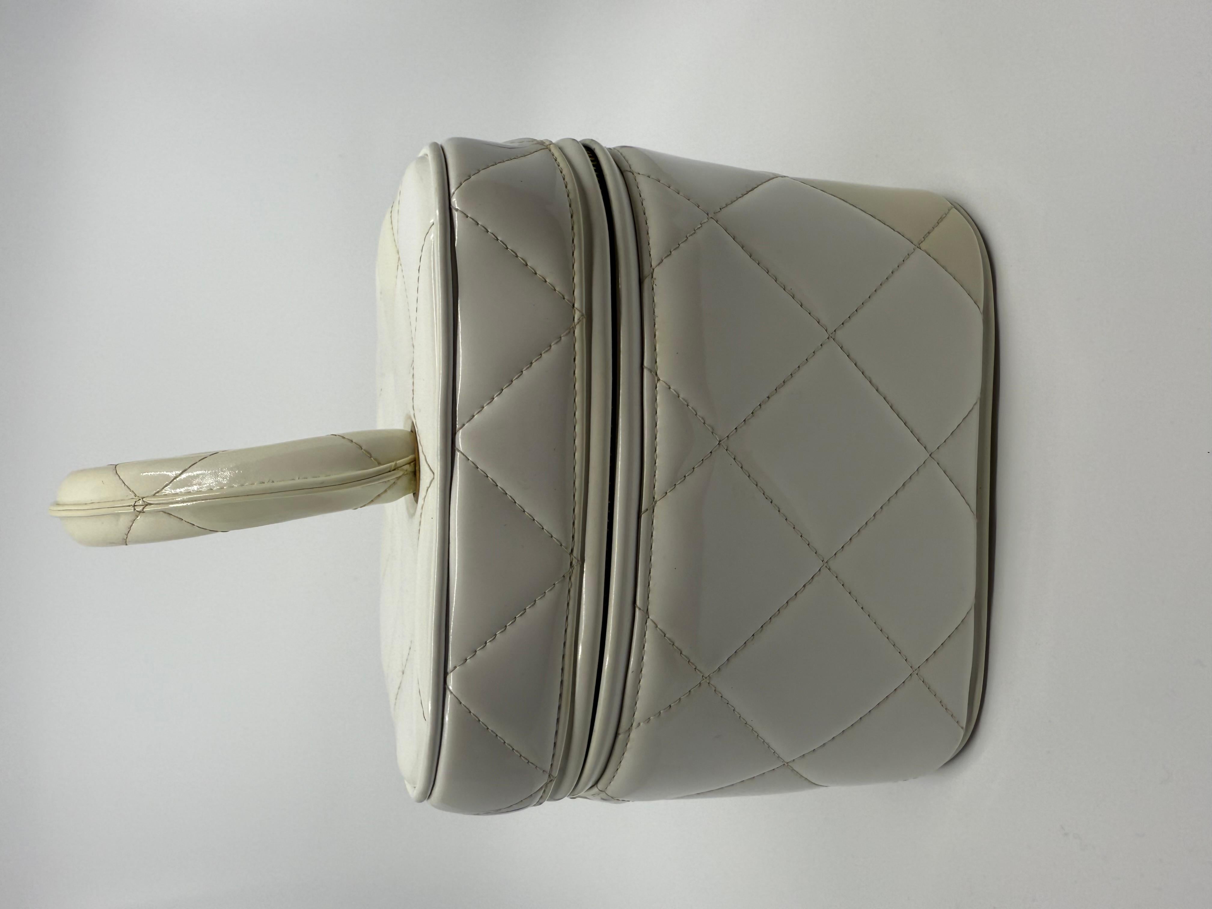 Chanel 1995 Collection S Spartiate Heart Vanity Case Bag White Patent Leather en vente 1