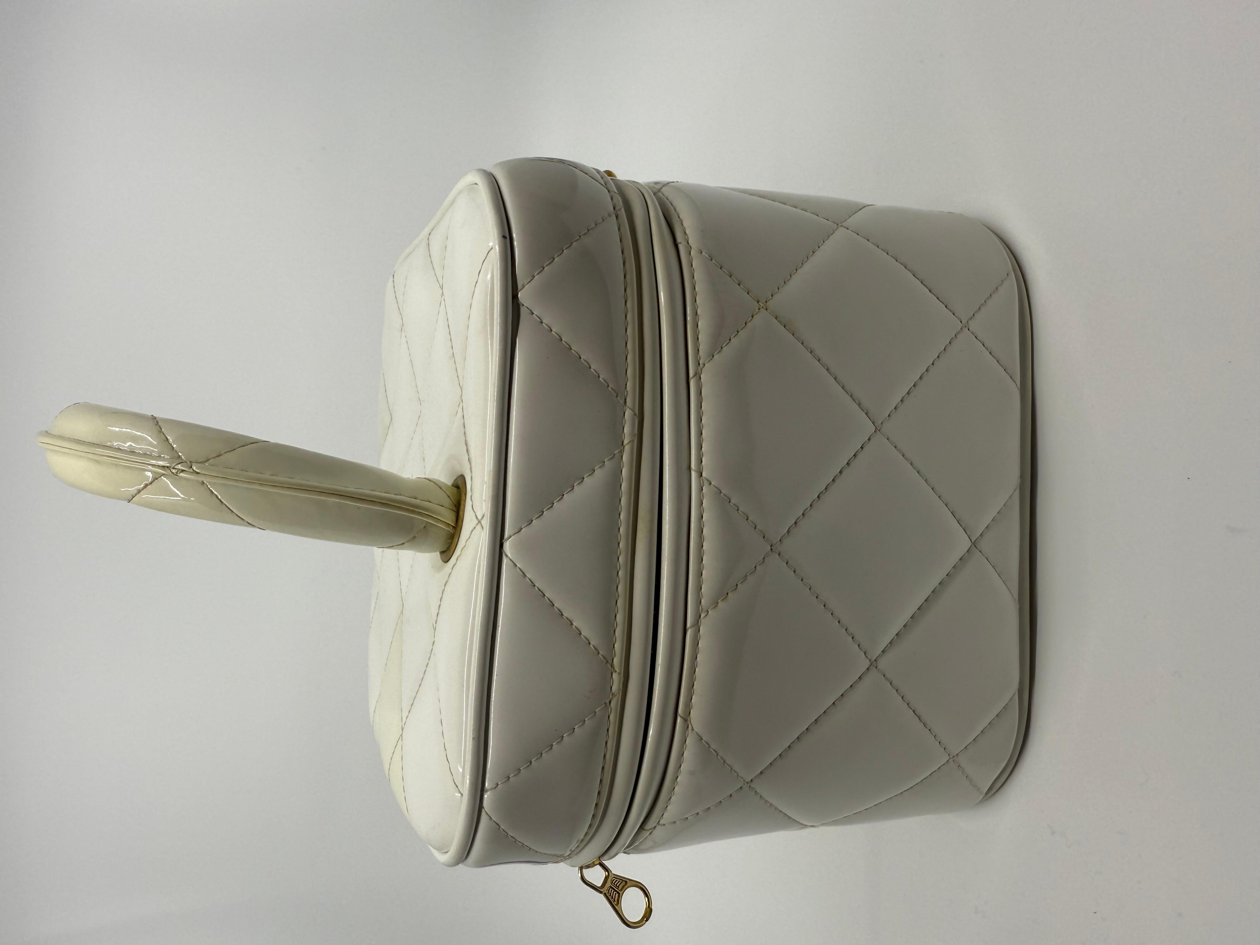 Chanel 1995 Collection S Spartiate Heart Vanity Case Bag White Patent Leather en vente 2