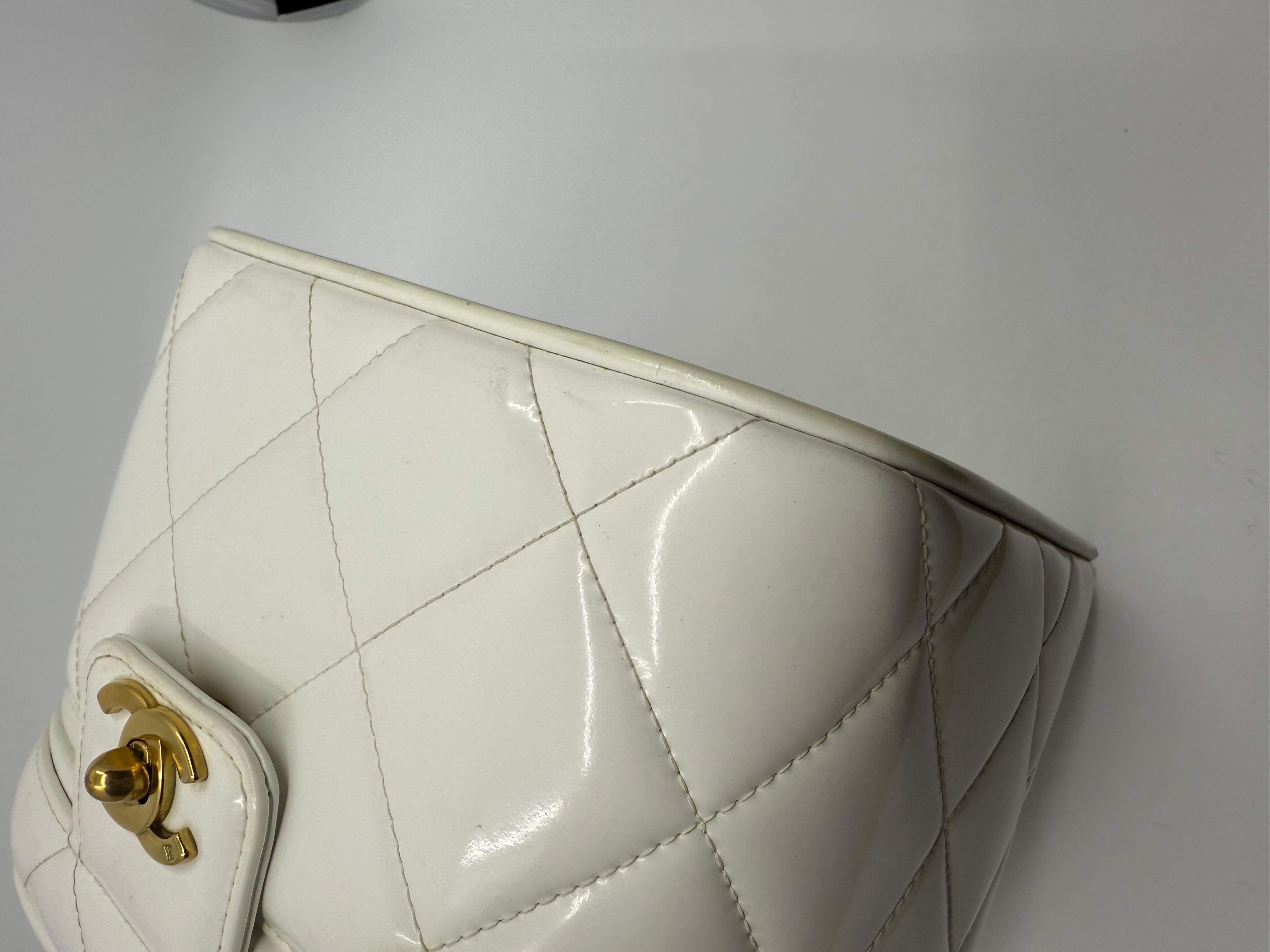 Chanel 1995 Collection S Spartiate Heart Vanity Case Bag White Patent Leather en vente 3