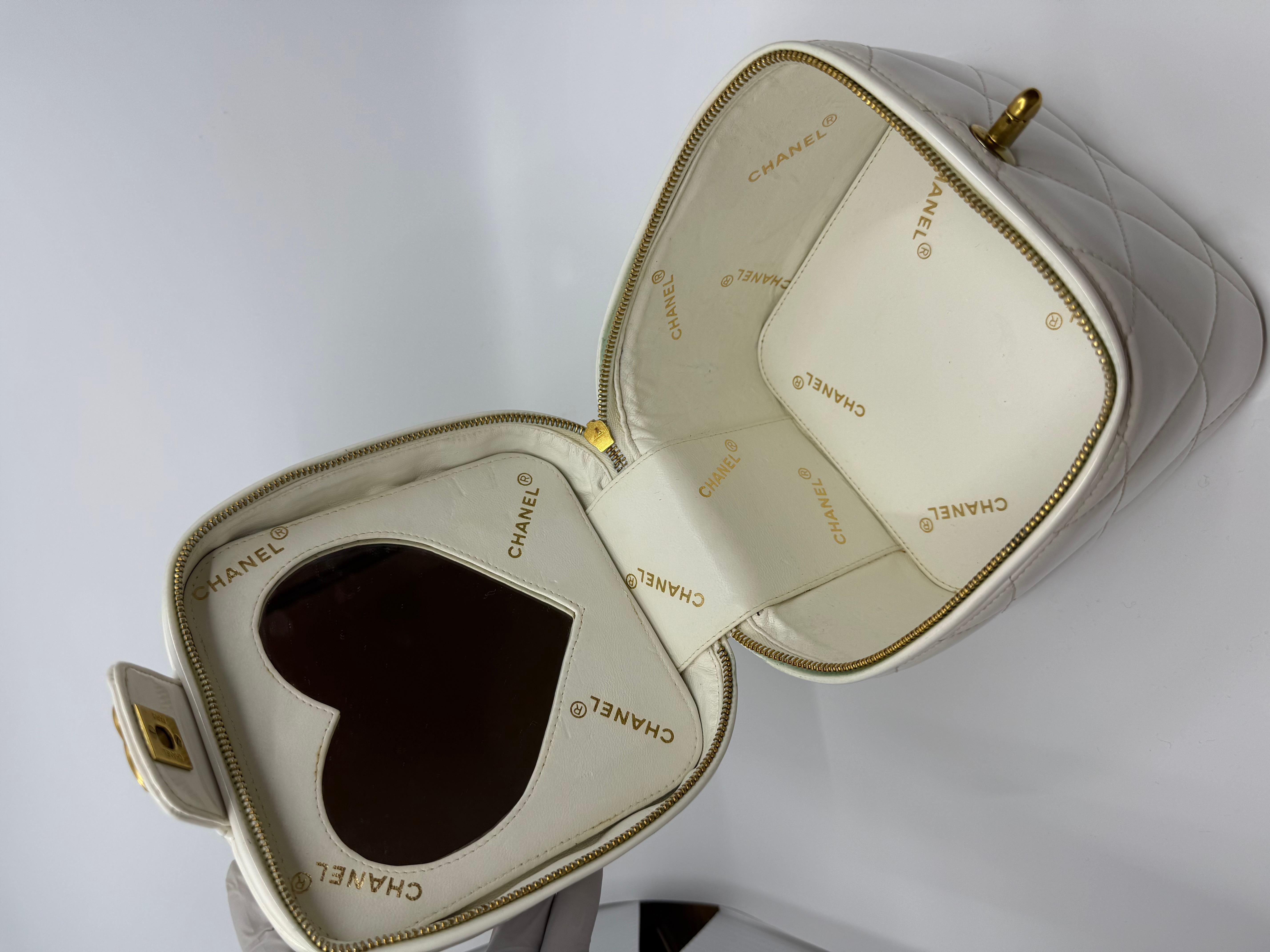 Chanel 1995 Collection S Spartiate Heart Vanity Case Bag White Patent Leather en vente 4