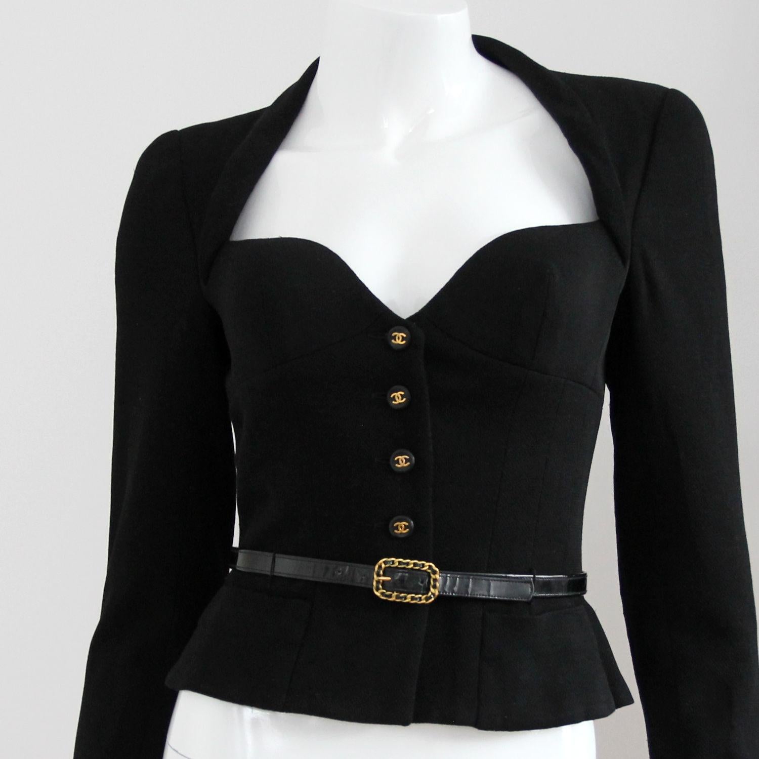 CHANEL 

1995. Luxurious blazer with patent leather belt by Chanel by Karl Lagerfeld. 

Rare collector's item. Buy Now Or Cry Later!
Get the Chanel model look of the 90s. 

The elegant blazer is in good condition (see photos). 
Minimal wear.

The