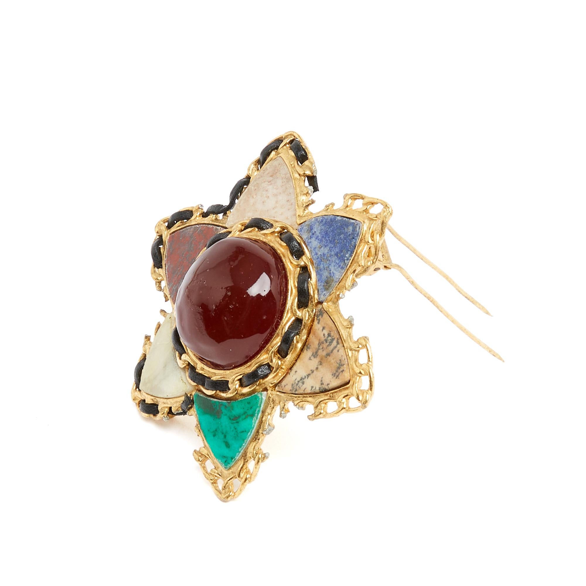 Chanel brooch from the AH1995 collection by Gripoix in metal, natural stones, glass paste and black leather, XXL format. Width 7.7 cm x height 7.7 cm. The brooch has been mistreated, the edge is damaged, the chain destroyed in places and the leather