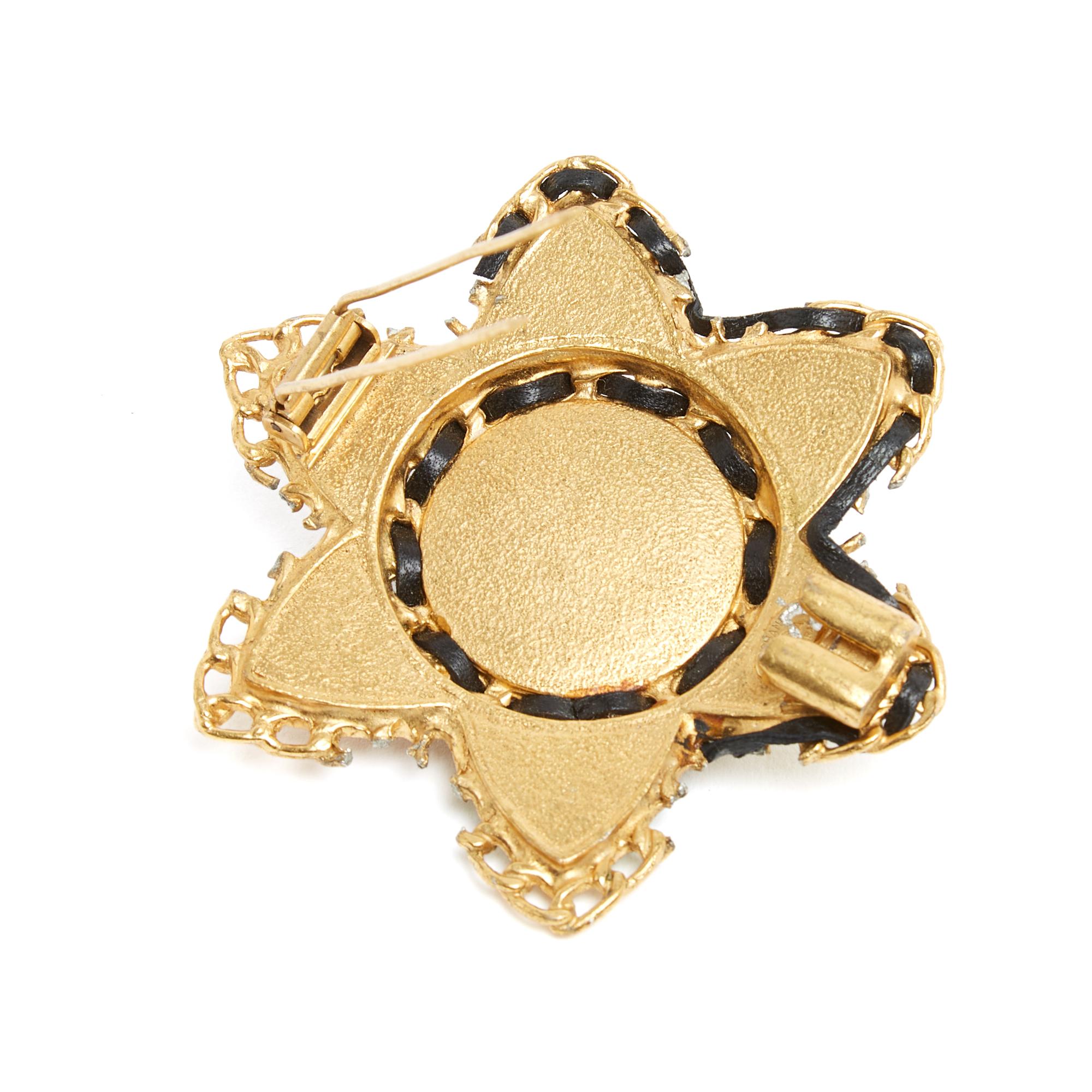 Chanel 1995 Broche XXL Gripoix leather metal glass and stones Iconic Brooch In Fair Condition For Sale In PARIS, FR