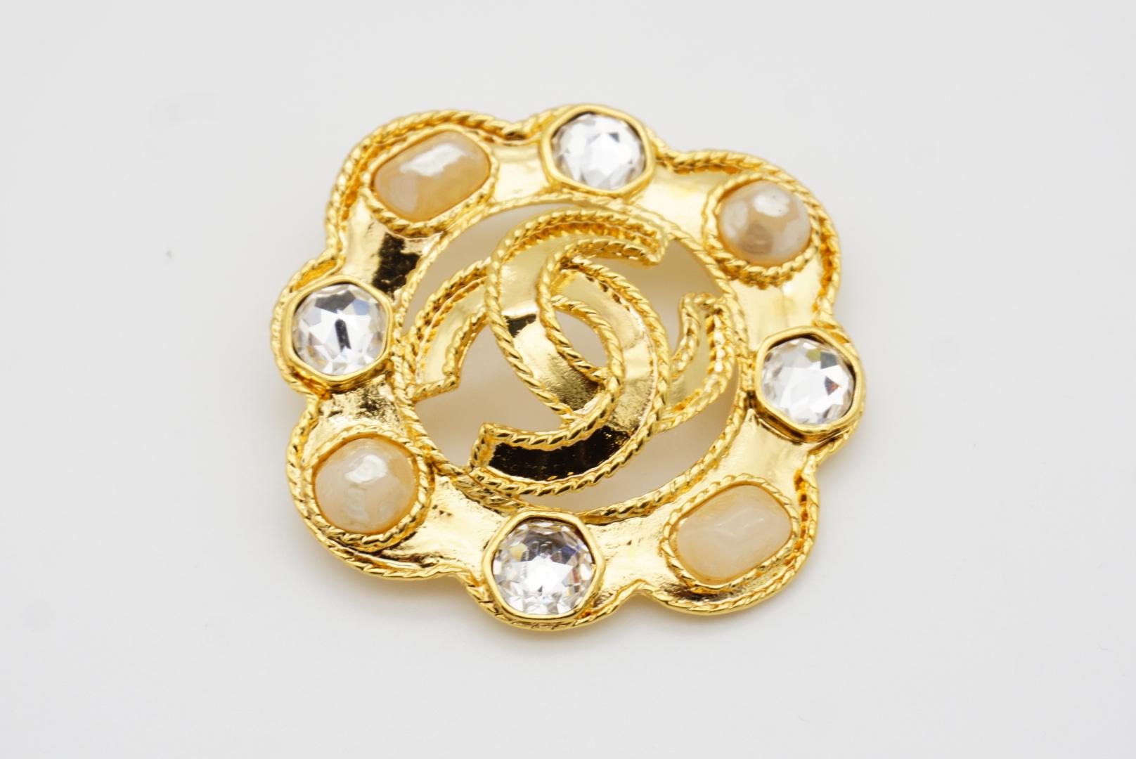 Chanel 1995 Coco Large Gripoix Pink Pearls Crystals Openwork Logo CC Gold Brooch For Sale 5
