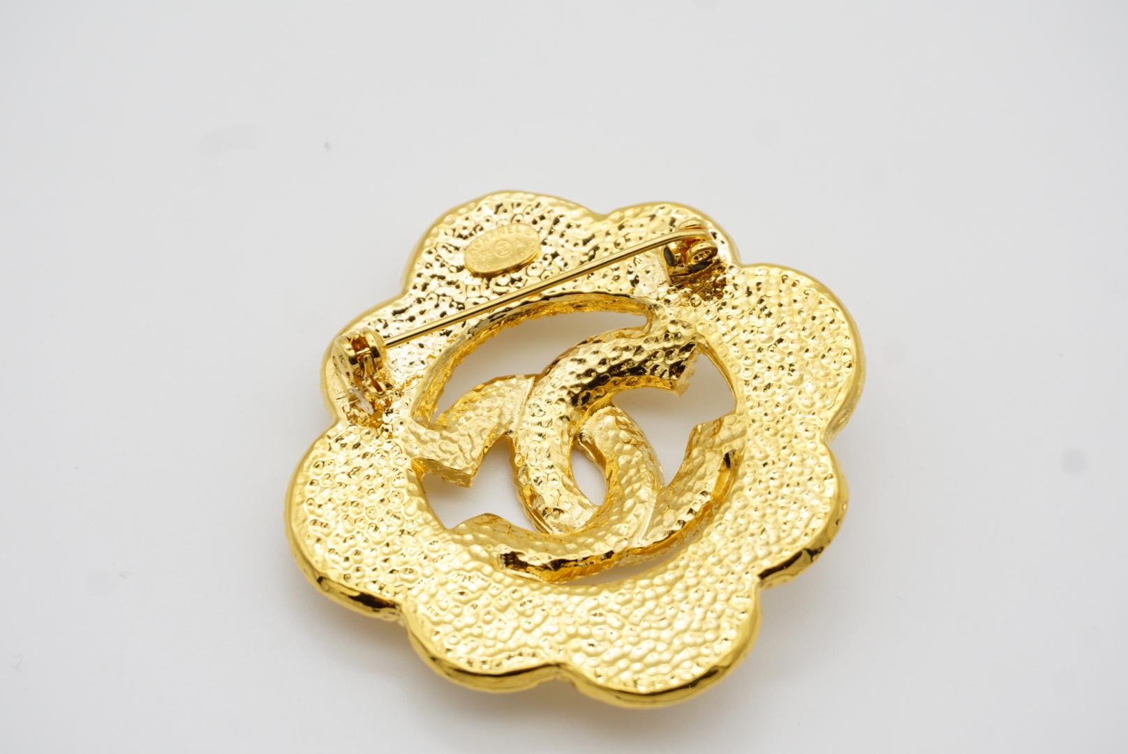 Chanel 1995 Coco Large Gripoix Pink Pearls Crystals Openwork Logo CC Gold Brooch For Sale 7