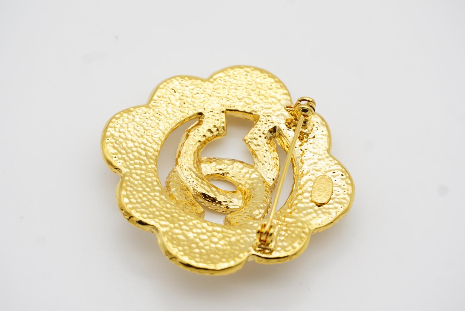 Chanel 1995 Coco Large Gripoix Pink Pearls Crystals Openwork Logo CC Gold Brooch For Sale 9
