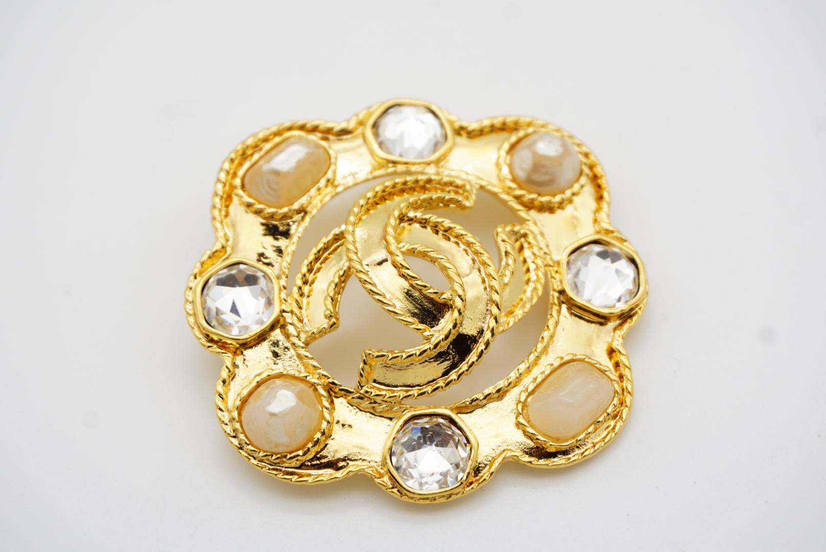 Chanel 1995 Coco Large Gripoix Pink Pearls Crystals Openwork Logo CC Gold Brooch For Sale 10