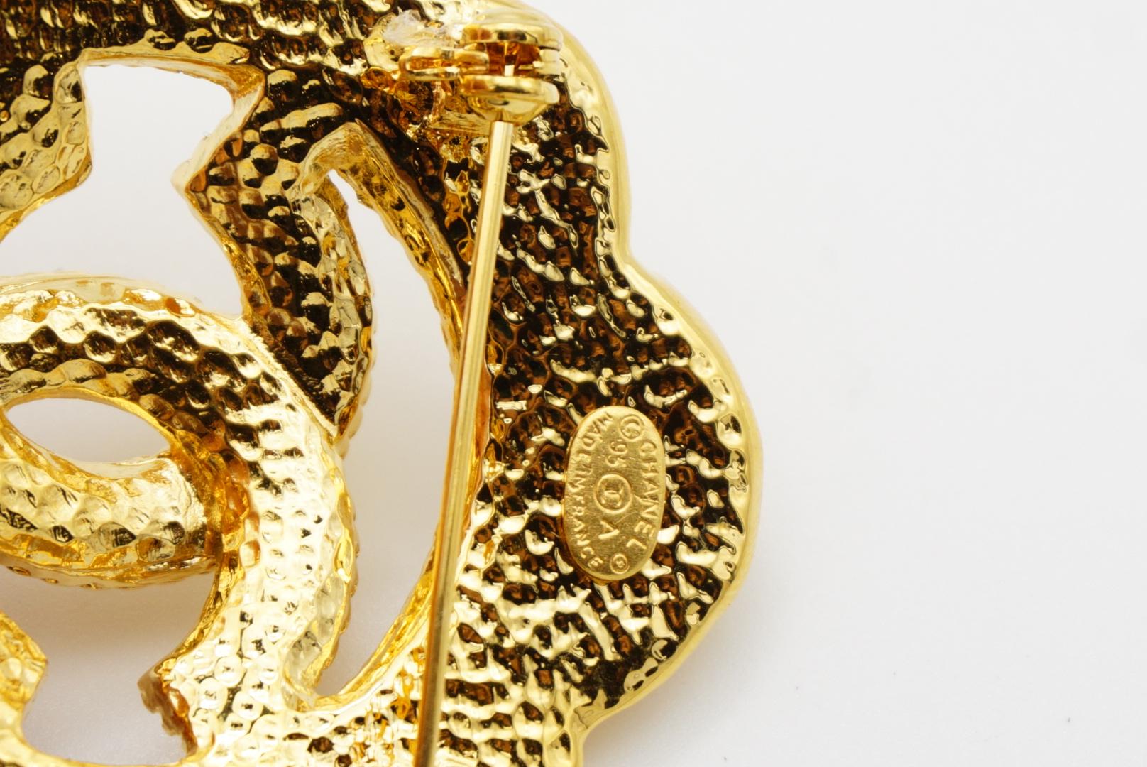 Chanel 1995 Coco Large Gripoix Pink Pearls Crystals Openwork Logo CC Gold Brooch For Sale 10