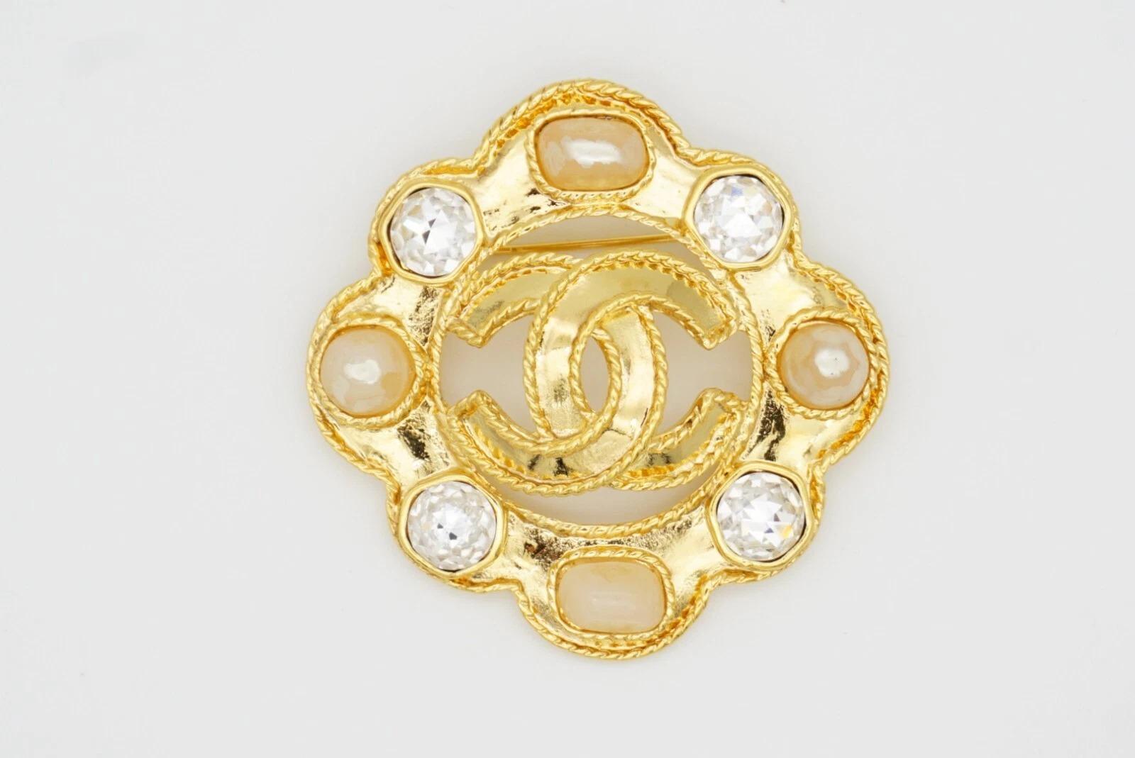 Chanel 1995 Coco Große Gripoix Rosa Perlen Kristalle durchbrochenes Logo CC Gold Brosche im Angebot 11