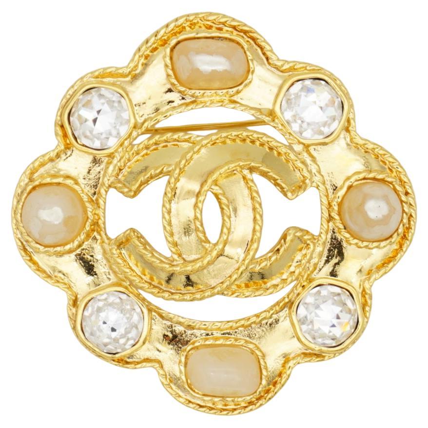 Chanel Vintage 1995 Coco Large Gripoix Pink White Pearls Crystals Cabochon Openwork Chunky Logo CC Brooch, Gold Tone

Very good condition. Peel off on the faux pearls, barely noticeable. Others are perfect.

A very beautiful brooch, signed at the