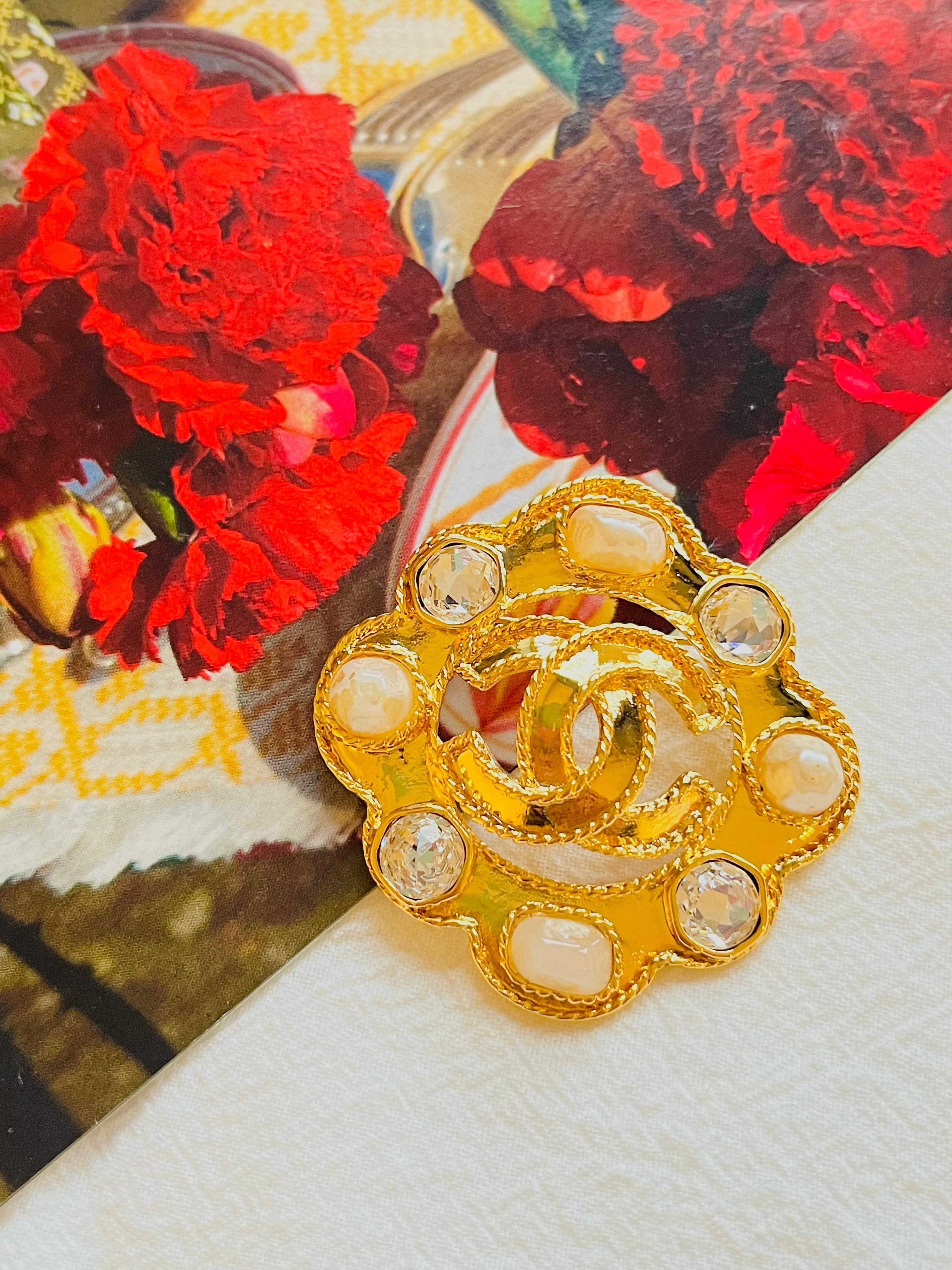 Art Deco Chanel 1995 Coco Large Gripoix Pink Pearls Crystals Openwork Logo CC Gold Brooch For Sale