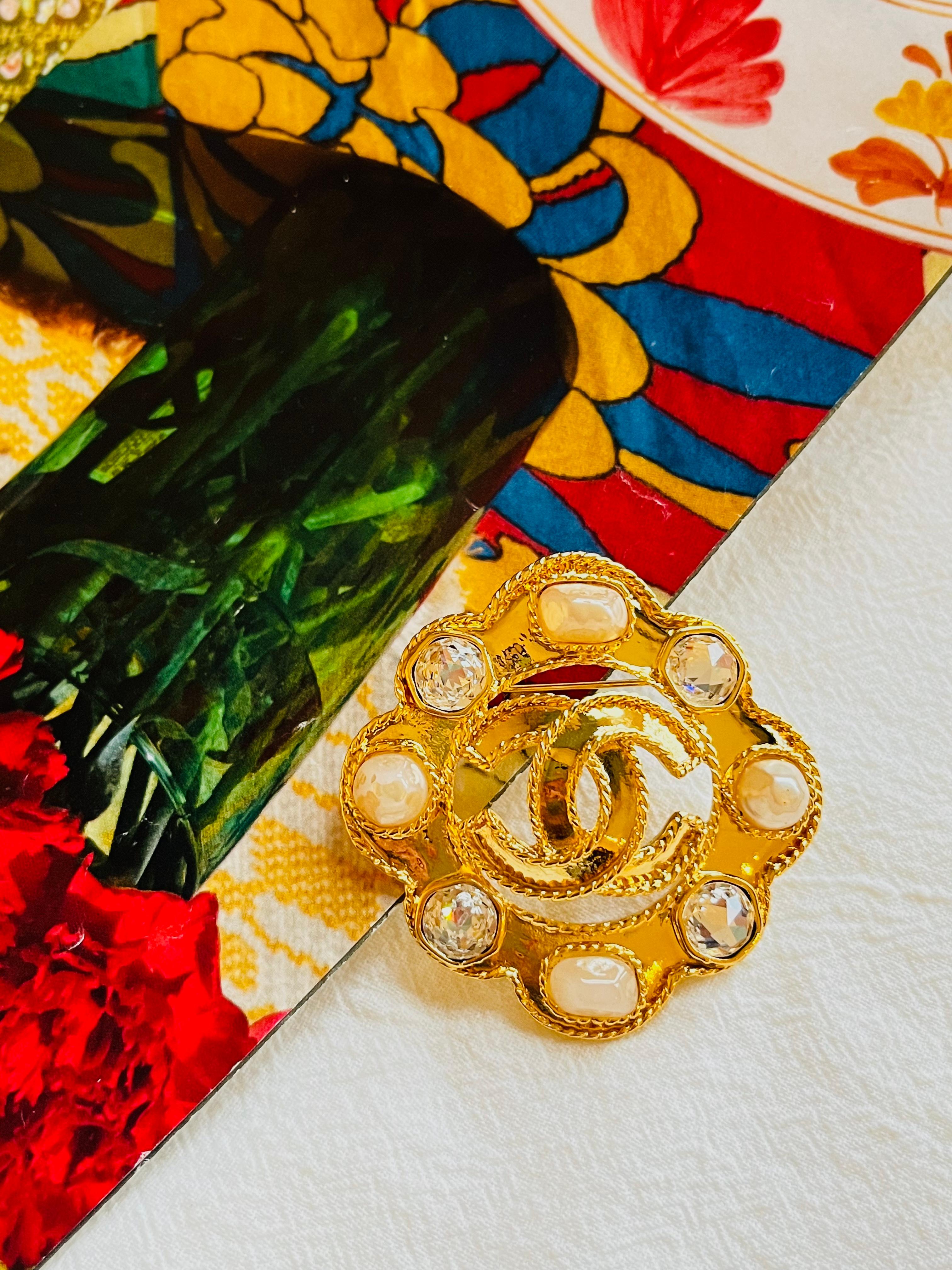 Chanel 1995 Coco Large Gripoix Pink Pearls Crystals Openwork Logo CC Gold Brooch In Good Condition For Sale In Wokingham, England