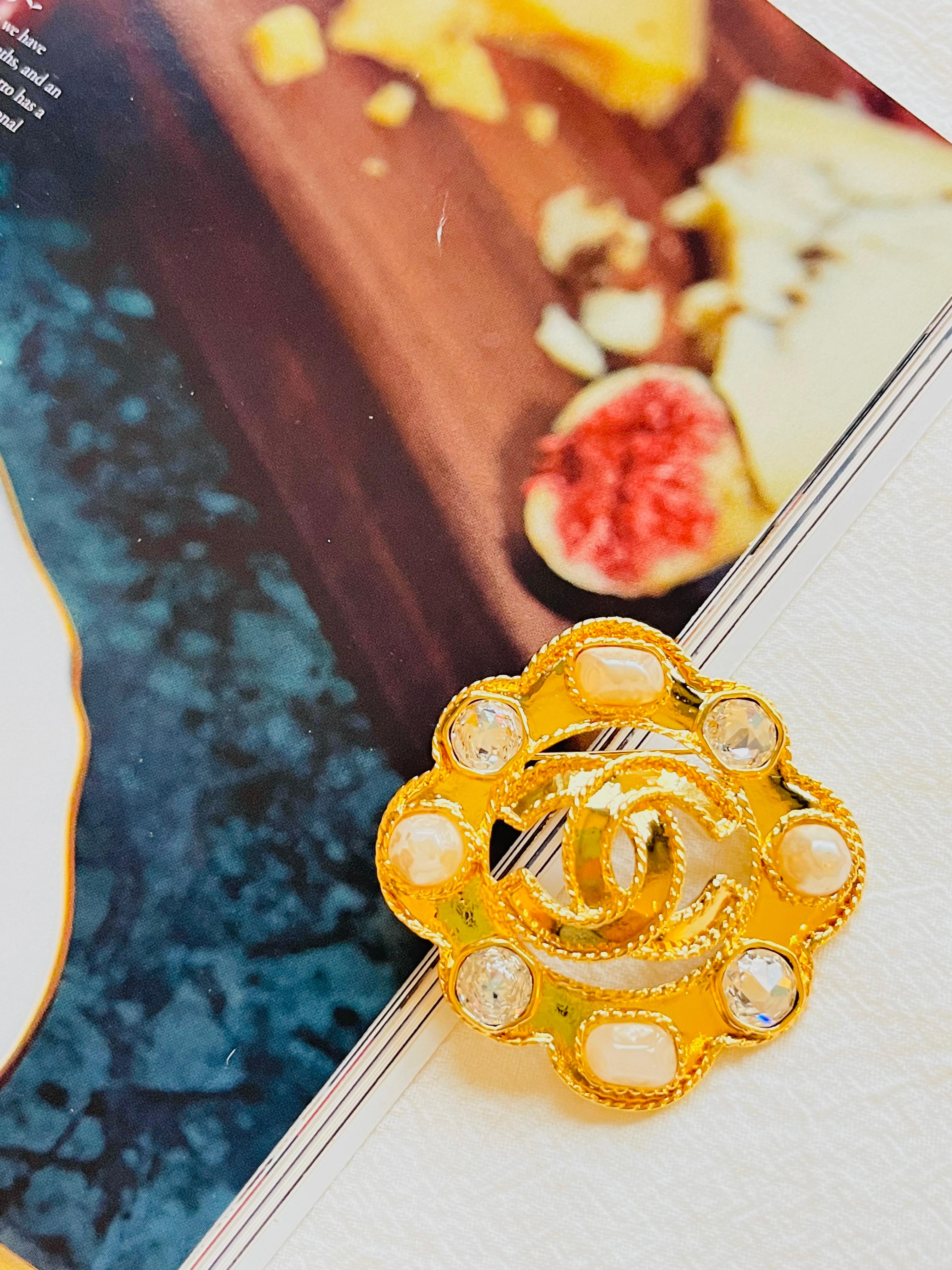 Women's or Men's Chanel 1995 Coco Large Gripoix Pink Pearls Crystals Openwork Logo CC Gold Brooch For Sale