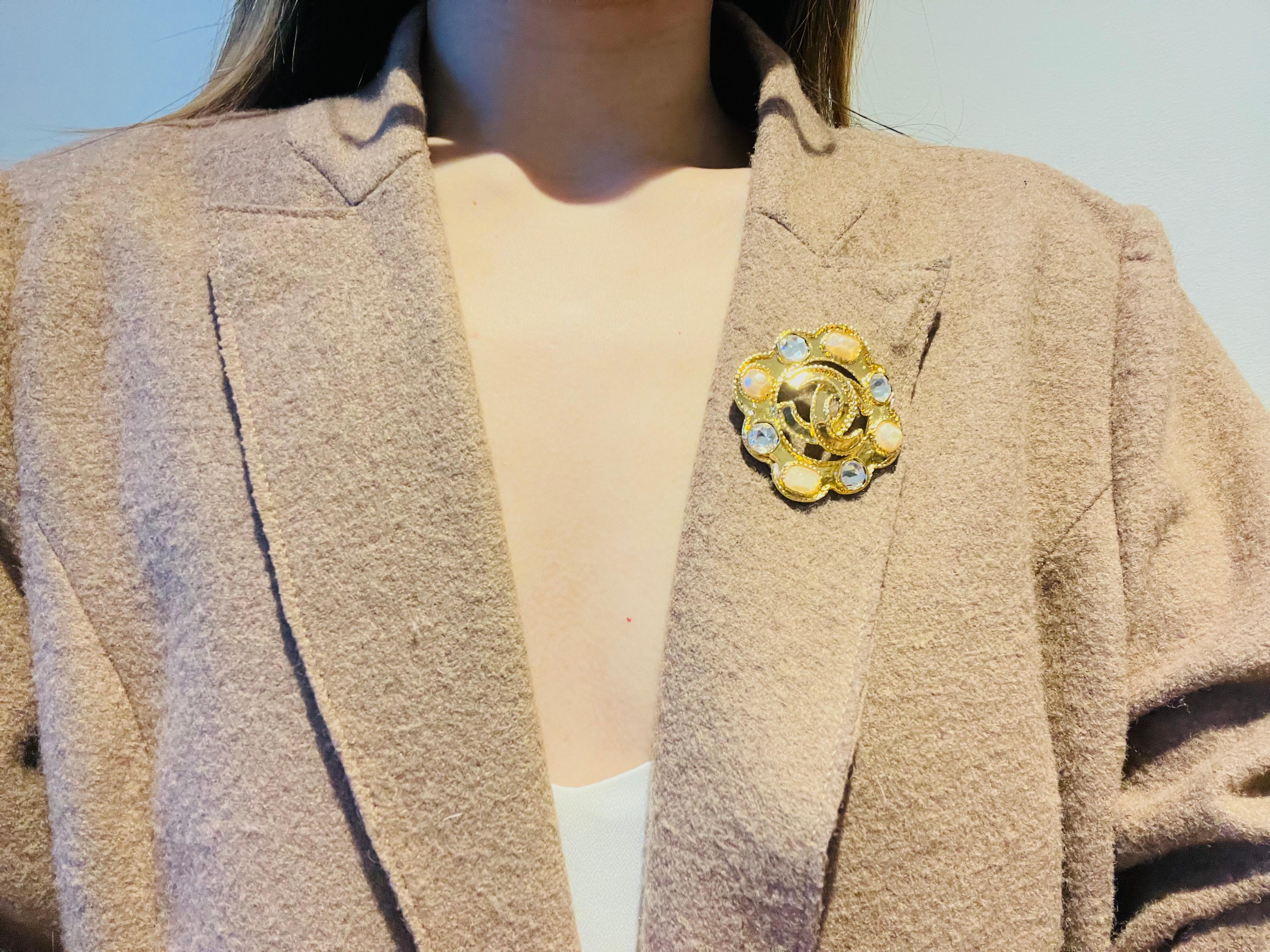 Chanel 1995 Coco Large Gripoix Pink Pearls Crystals Openwork Logo CC Gold Brooch For Sale 1