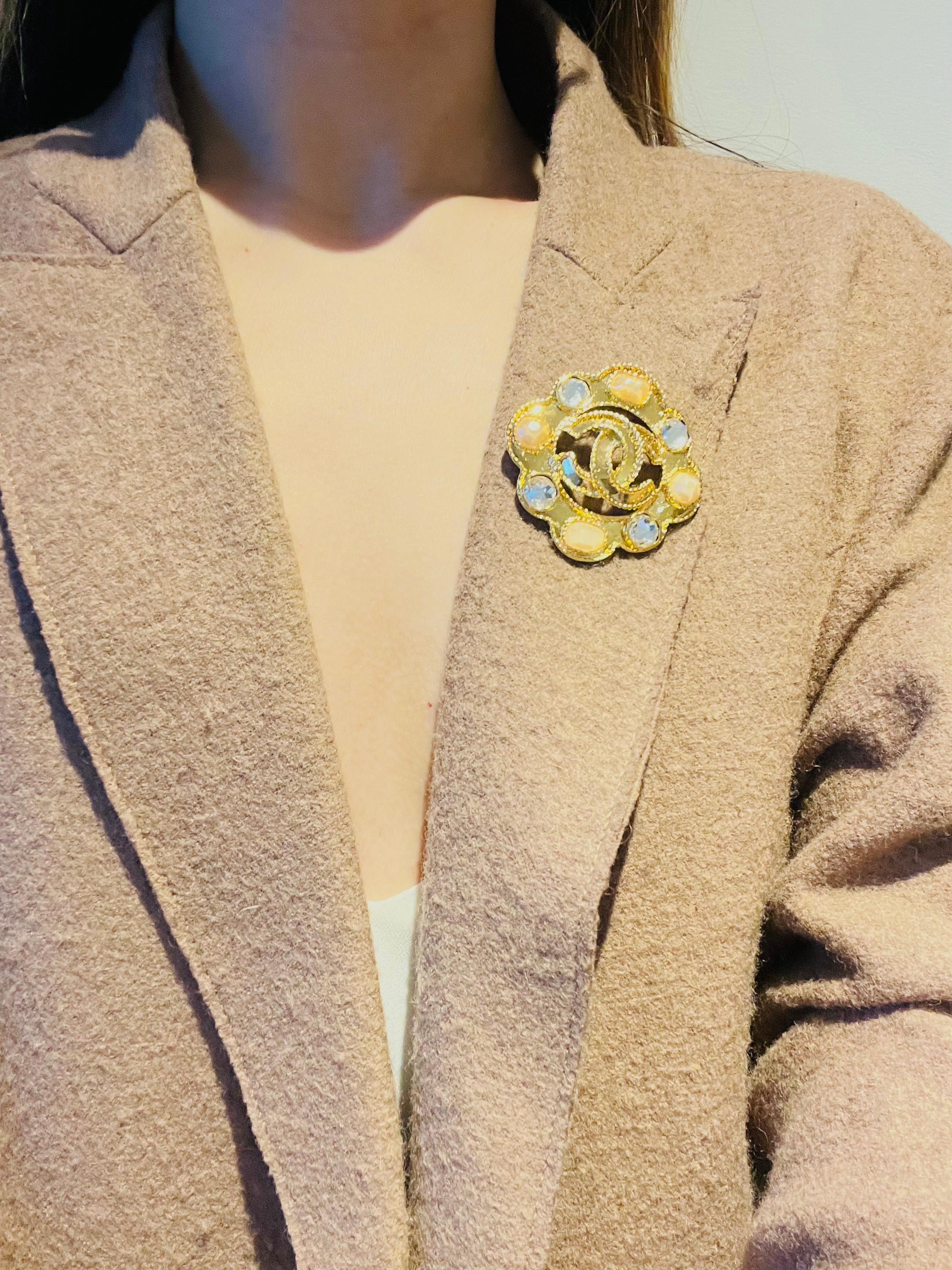 Chanel 1995 Coco Large Gripoix Pink Pearls Crystals Openwork Logo CC Gold Brooch For Sale 2