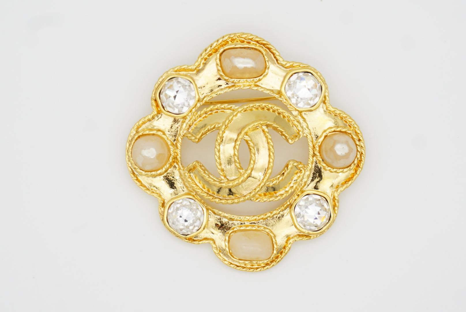 Chanel Broche Coco large Gripoix rose perles cristals ajourée logo CC en or, 1995 en vente 3