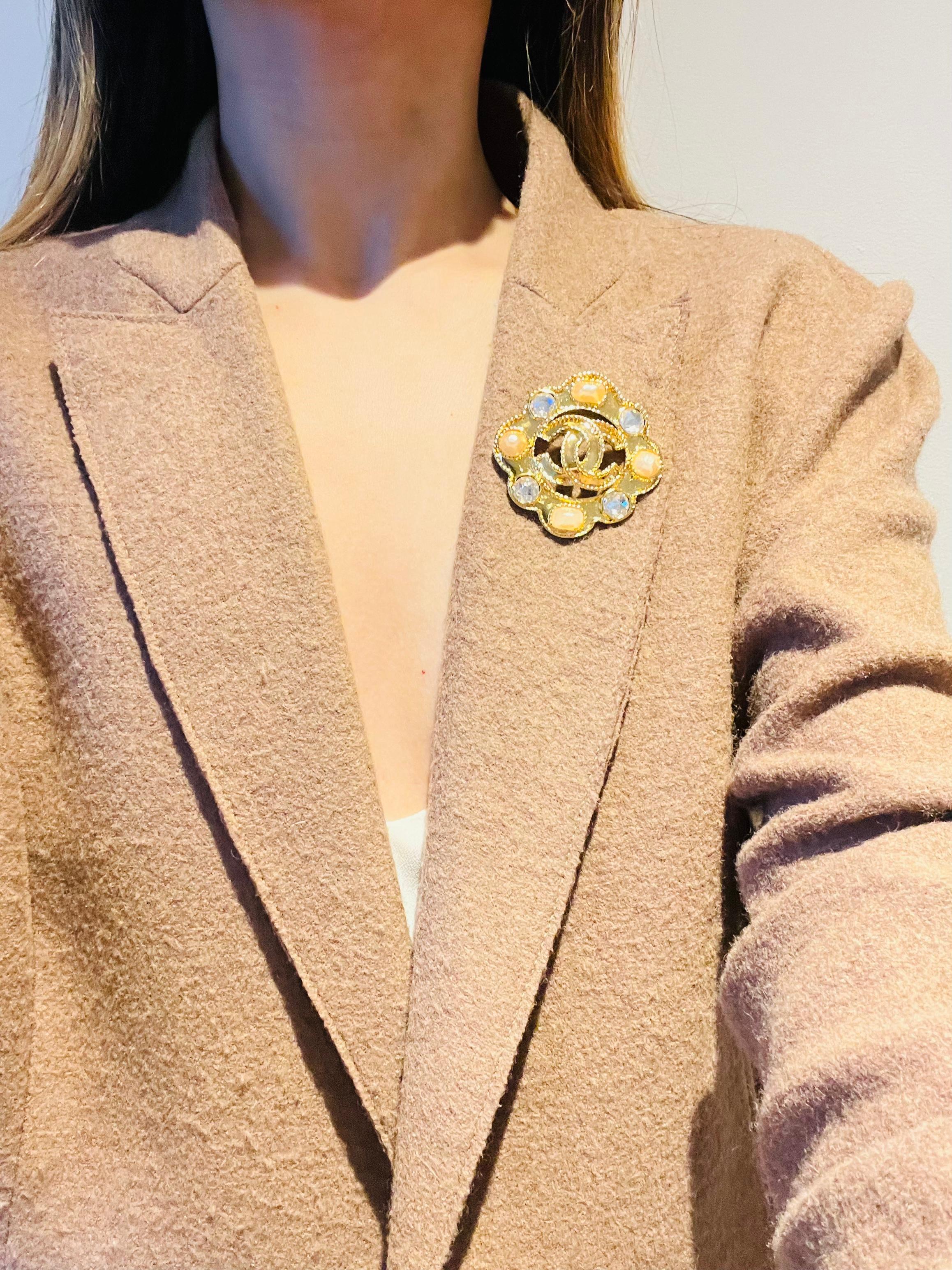 Chanel 1995 Coco Large Gripoix Pink Pearls Crystals Openwork Logo CC Gold Brooch For Sale 3