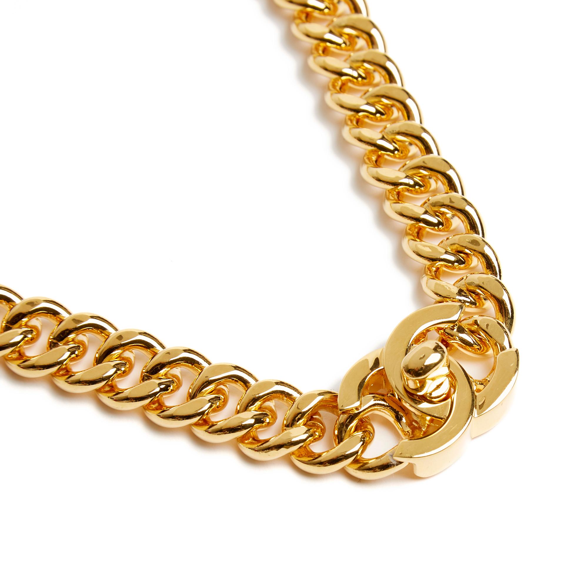 Collar Chanel de la colección AH 1995 de Victoire de Castellane en metal dorado con un gran motivo de cadena cerrado en la parte delantera por el famoso cierre CC o Turnlock del bolso Classique Timeless. Longitud del collar cerrado 44 cm, anchura de