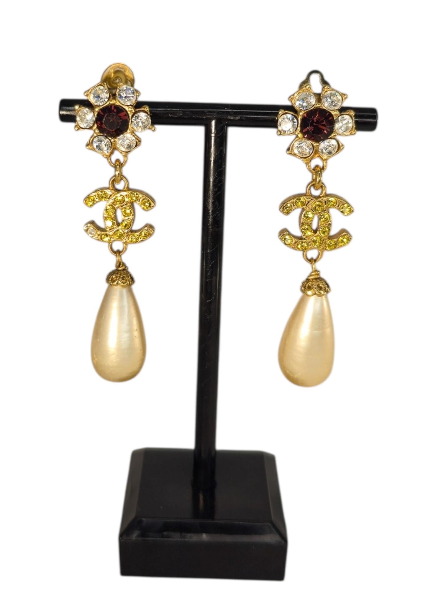 Chanel 1995 Automne Boucles d'oreilles Clip-On Logo CC en cristal doré et fausses perles Excellent état - En vente à Kingston, NY
