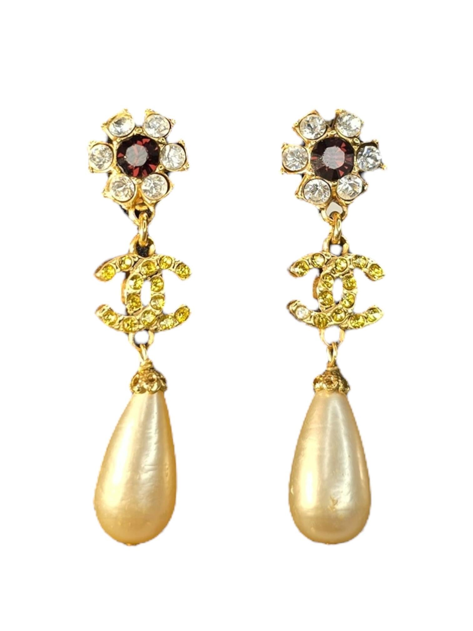 Chanel 1995 Automne Boucles d'oreilles Clip-On Logo CC en cristal doré et fausses perles Pour femmes en vente