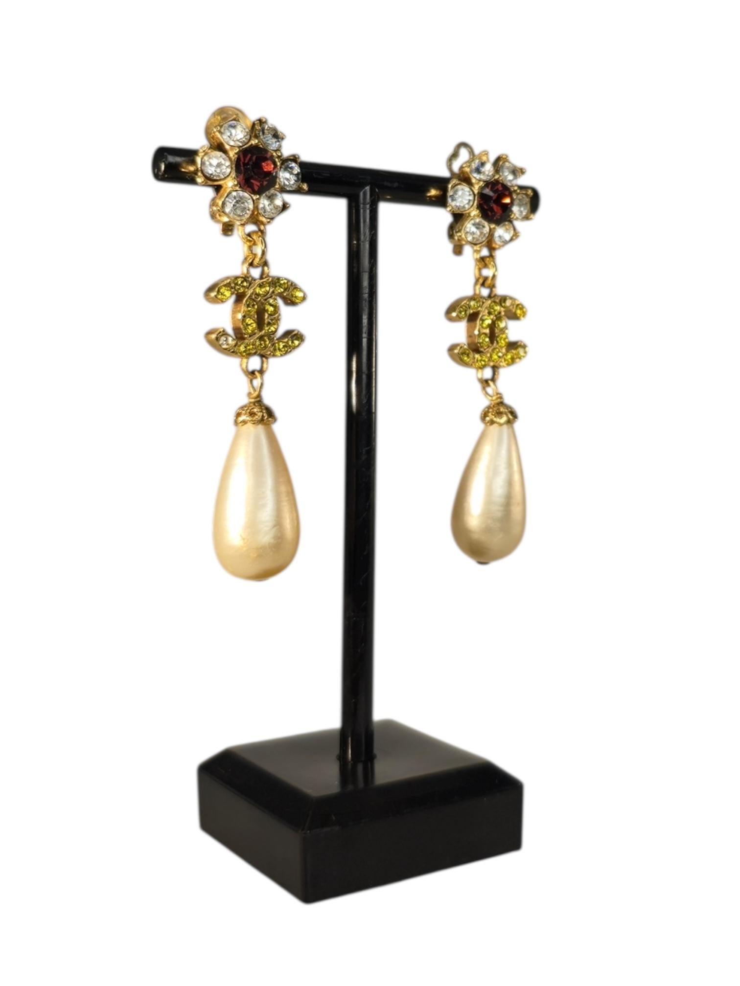 Chanel 1995 Automne Boucles d'oreilles Clip-On Logo CC en cristal doré et fausses perles en vente 1