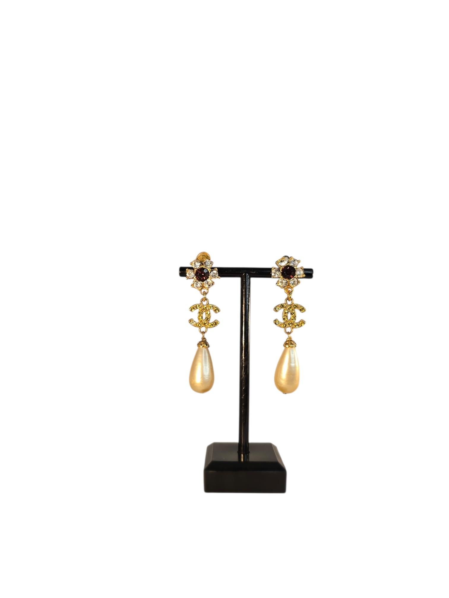 Chanel 1995 Automne Boucles d'oreilles Clip-On Logo CC en cristal doré et fausses perles en vente 2