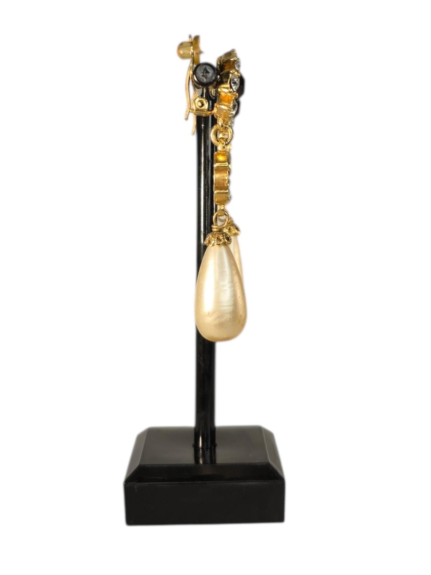 Chanel 1995 Automne Boucles d'oreilles Clip-On Logo CC en cristal doré et fausses perles en vente 3