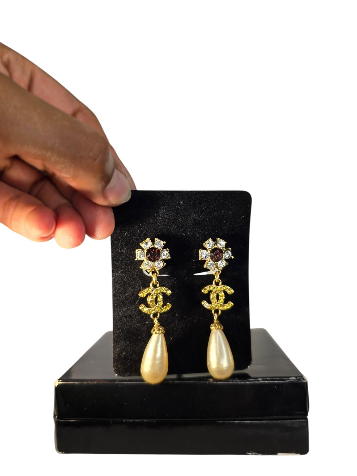 Chanel 1995 Automne Boucles d'oreilles Clip-On Logo CC en cristal doré et fausses perles en vente 4