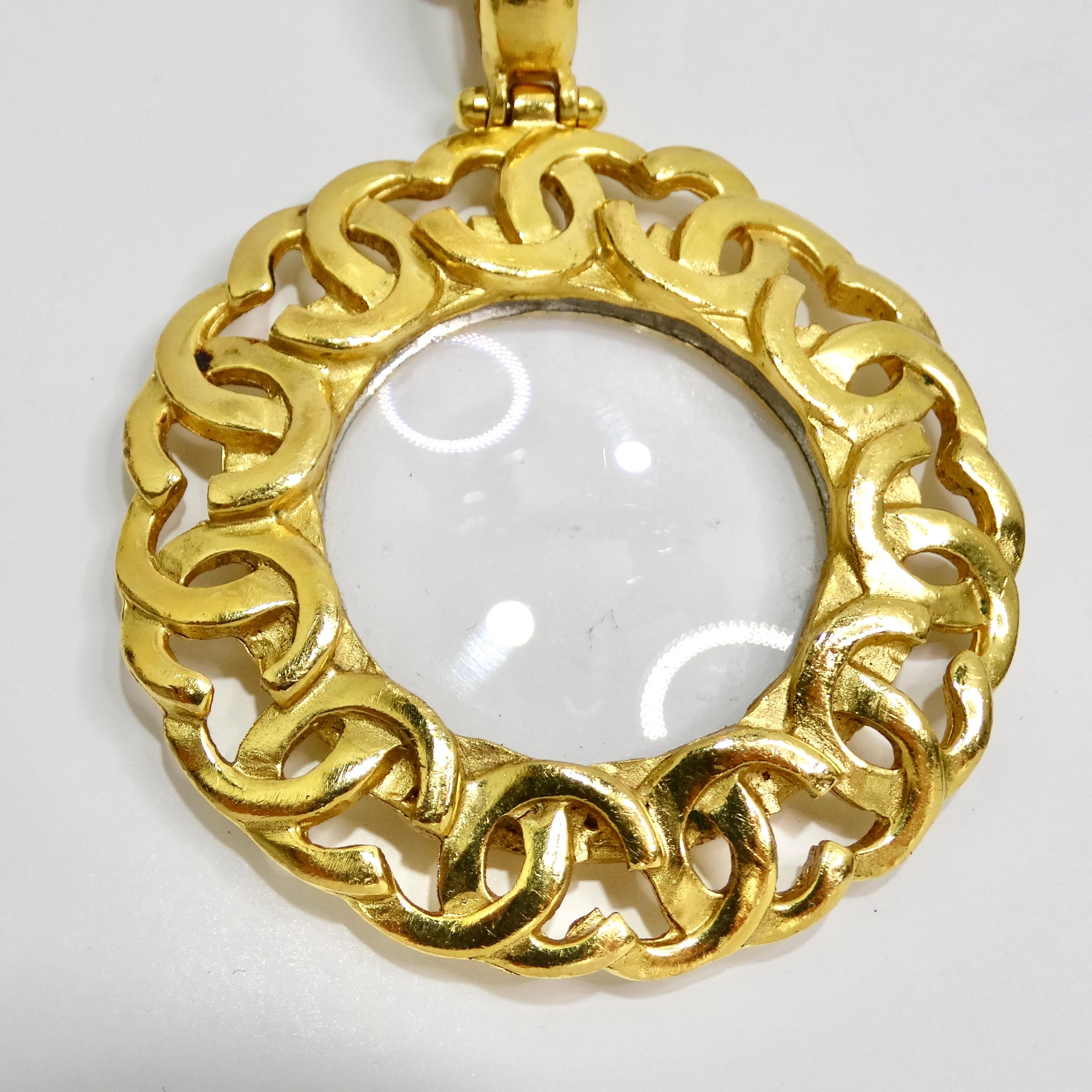 Women's or Men's Chanel 1995 Gold Tone Gripoix Glass Pendant Necklace For Sale