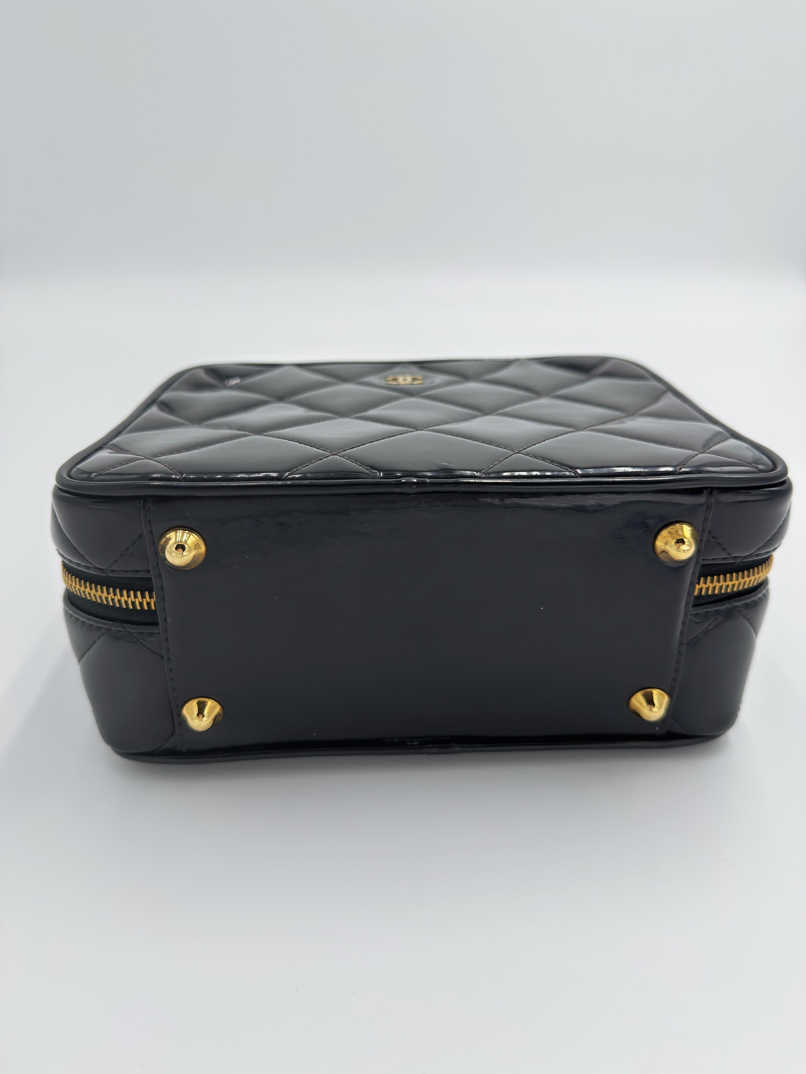 Chanel 1995 Rare Logo Black Vanity Case Bag Unisexe en vente
