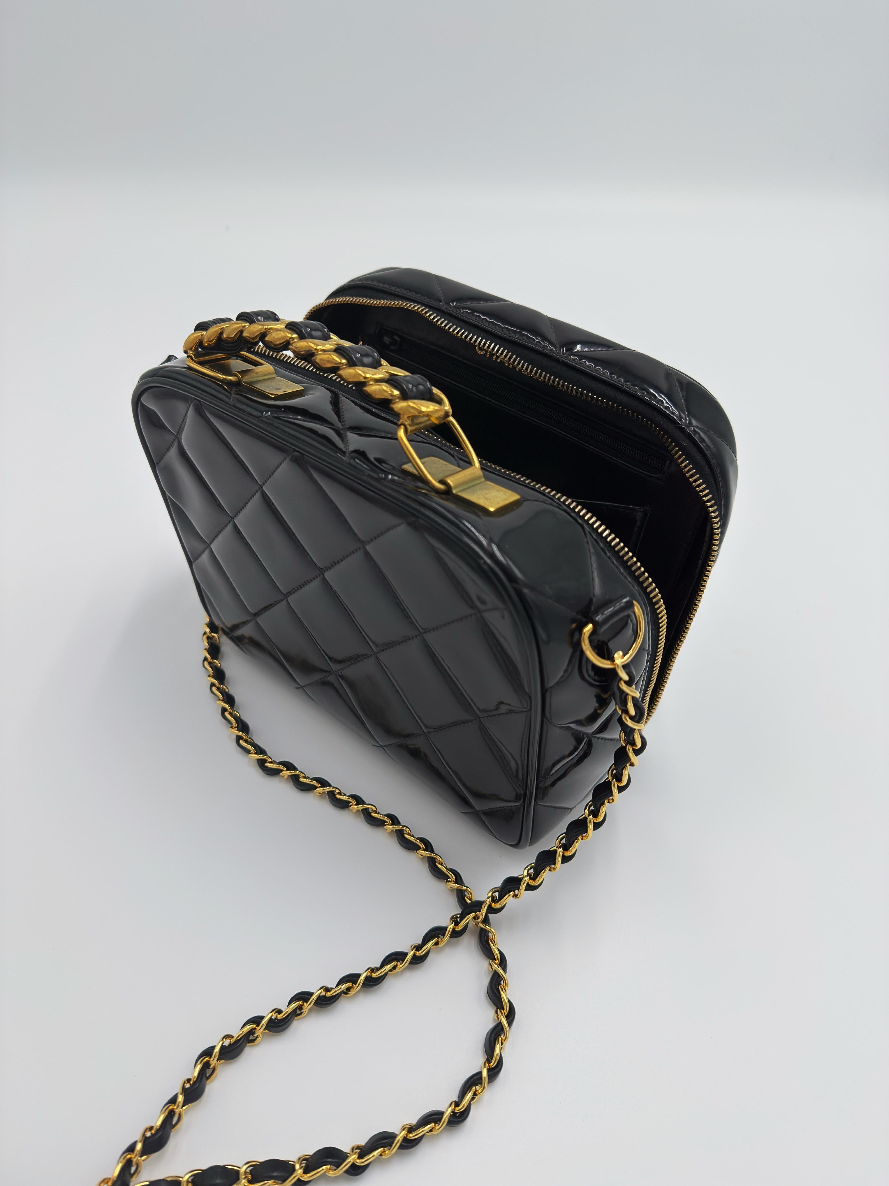 Chanel 1995 Rare Logo Black Vanity Case Bag en vente 4