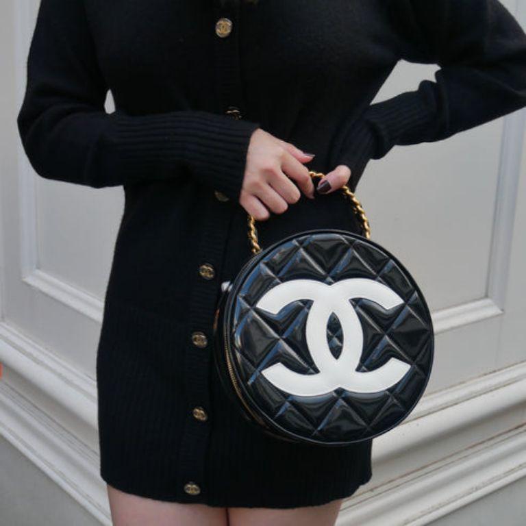 Chanel 1995 Round Vanity Handbag For Sale 6