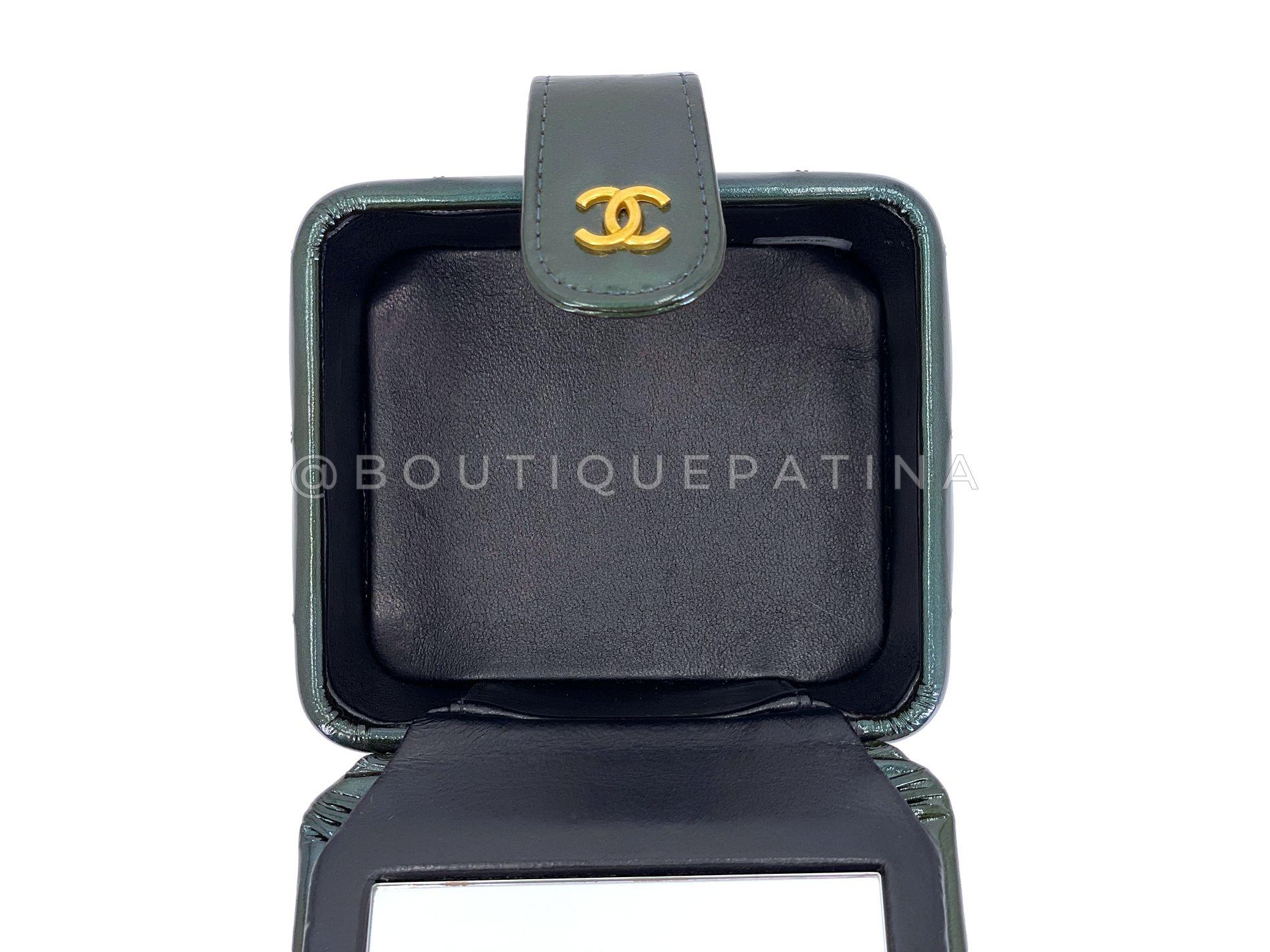 Chanel 1995 Runway Patent Forest Green Mini Vanity Case Bag 24k GHW 68730 en vente 8