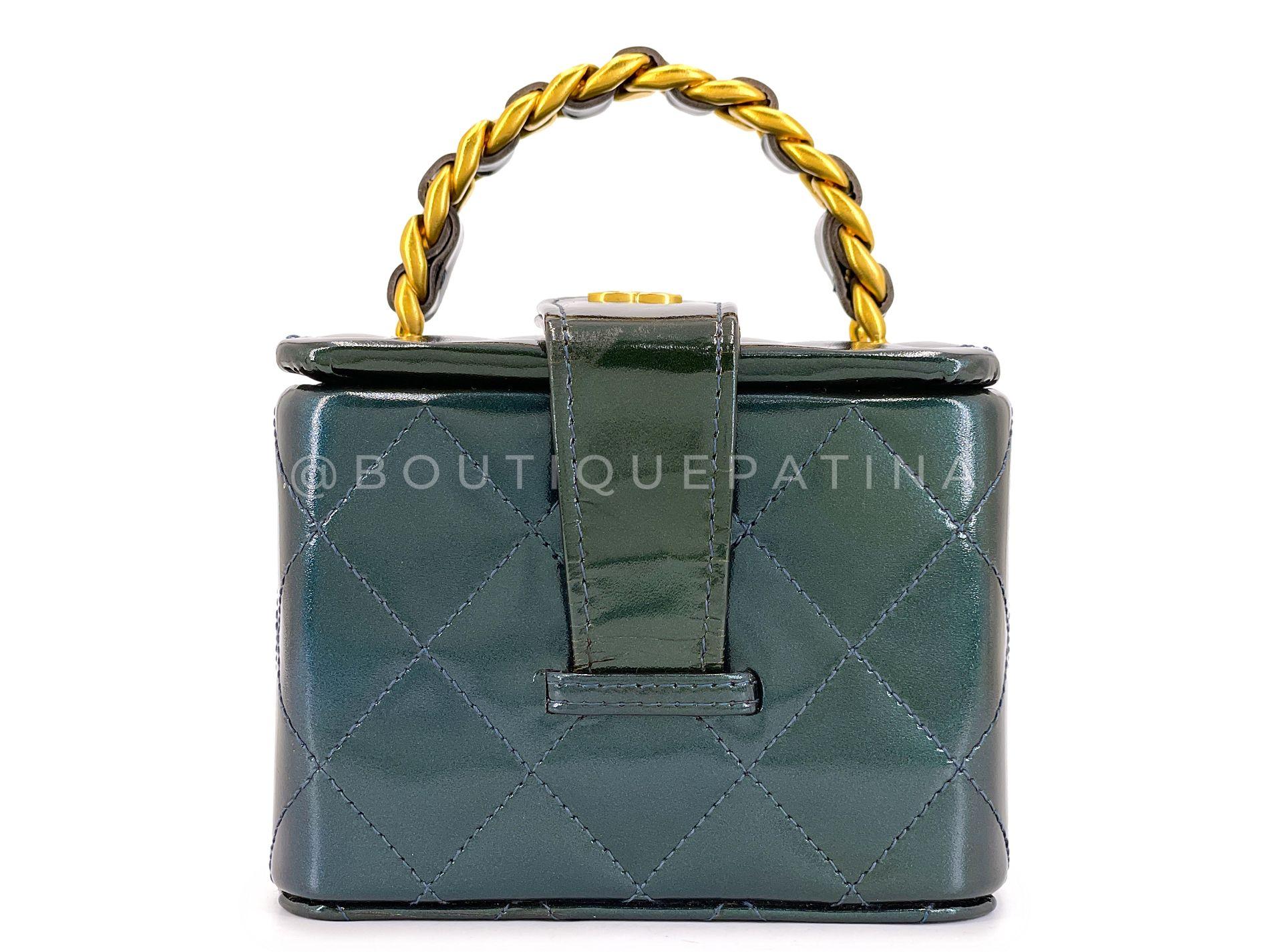 Article de magasin : 68730
Ce Mini Vanity Case Bag 24k GHW, issu du défilé d'automne 95/96 de Karl Lagerfeld, a été réalisé par Chanel lors du défilé de 1995 en vernis vert forêt. Nous n'en avons jamais vu un dans cet état impeccable et nous sommes