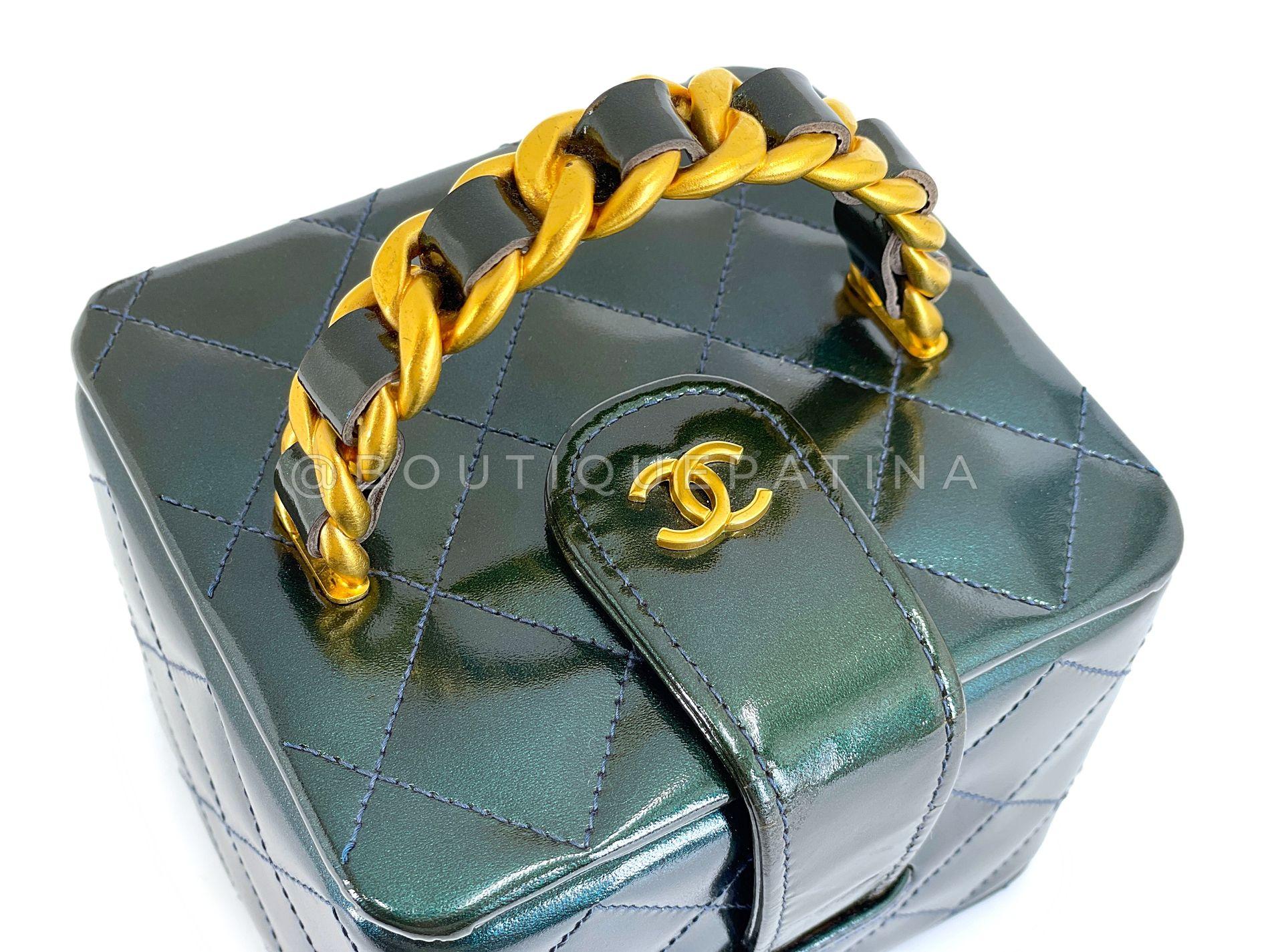 Gris Chanel 1995 Runway Patent Forest Green Mini Vanity Case Bag 24k GHW 68730 en vente